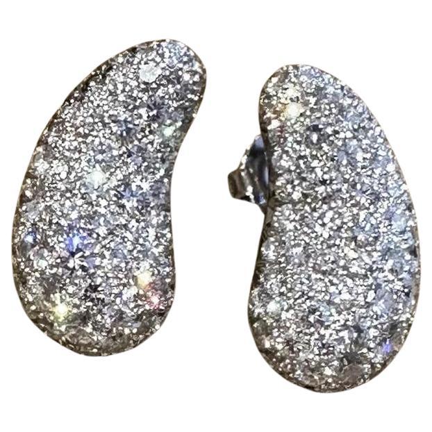 Orecchini a goccia con pavé di diamanti naturali in platino e oro bianco 18 carati in vendita