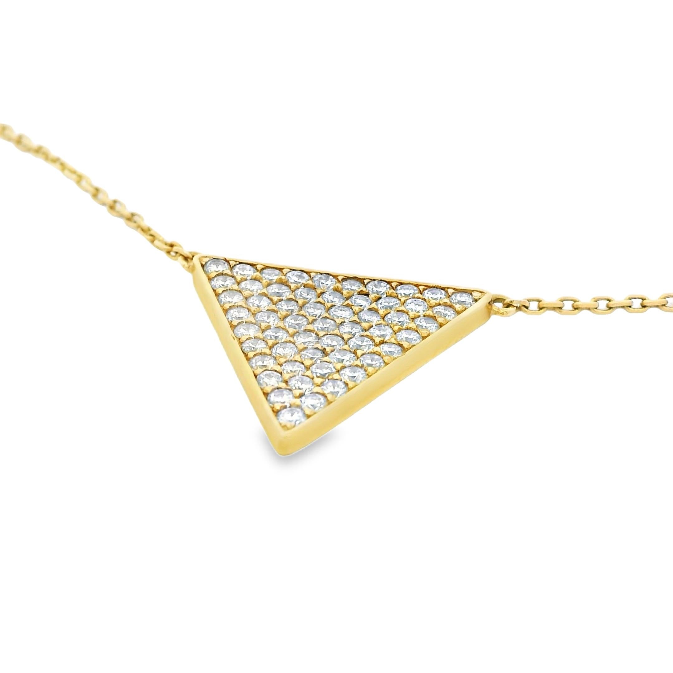 Natural Diamond Pave Triangle 14-Karat Pendant Necklace En Stock Moderno en venta