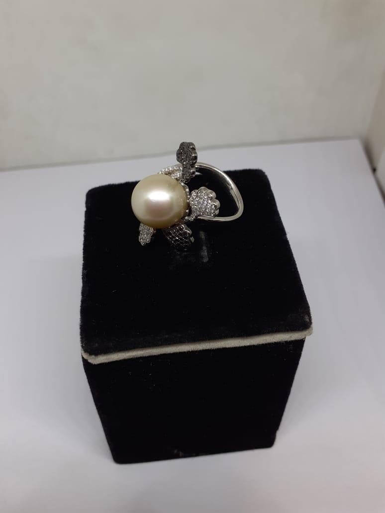 Natural Diamond Pearl Ring with 0.61cts Diamond & Pearl 13.80cts with 18k Gold In New Condition For Sale In jaipur, IN