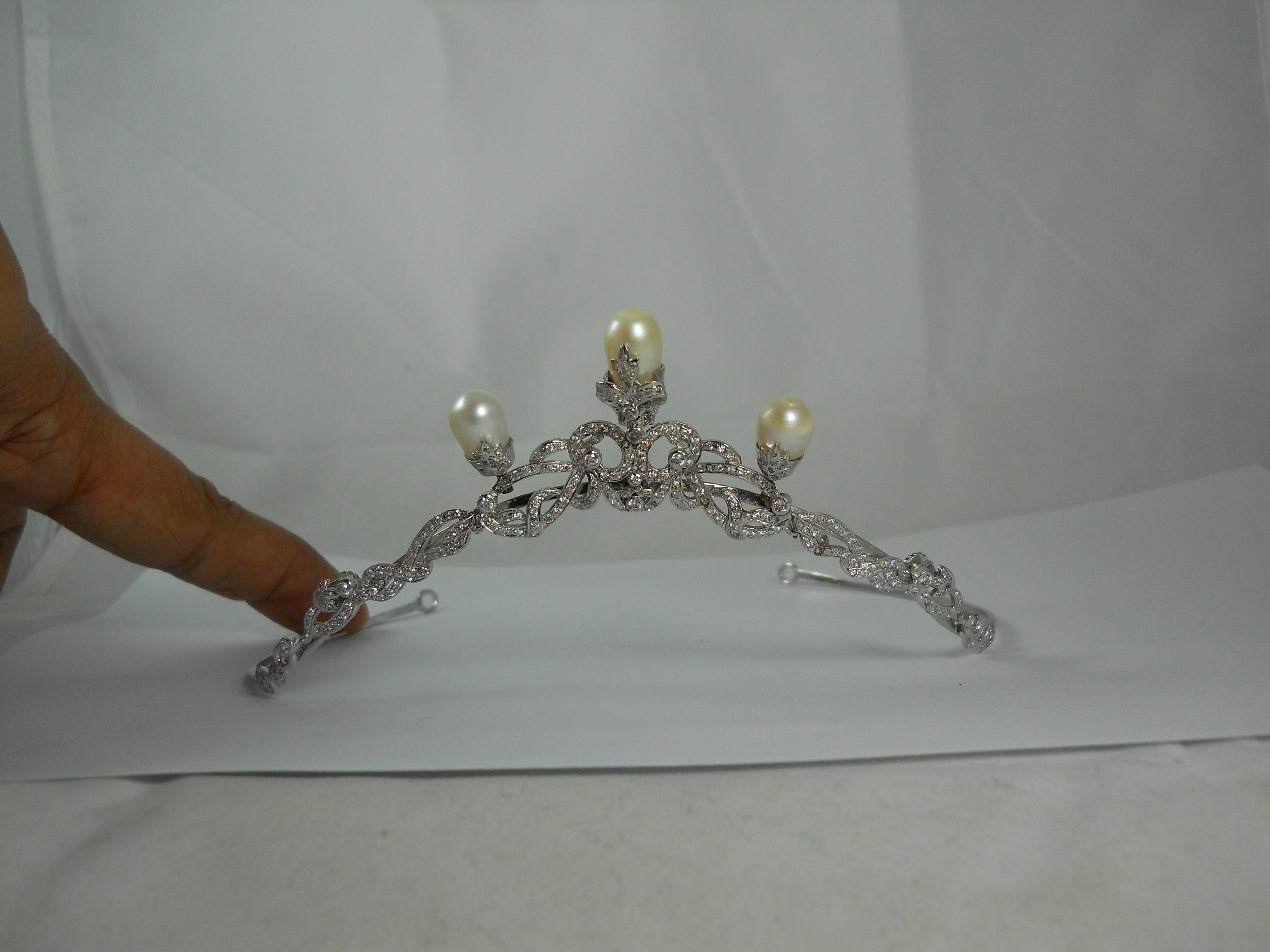 Diese Vintage-Tiara ist ein Symbol für Schönheit und Selbstliebe. Er ist handgefertigt mit natürlichen, gepflasterten Diamanten und Perlentropfen in Sterlingsilber. 
Diamant- Pflasterdiamanten
Farbe des Diamanten - Weiß mit einem