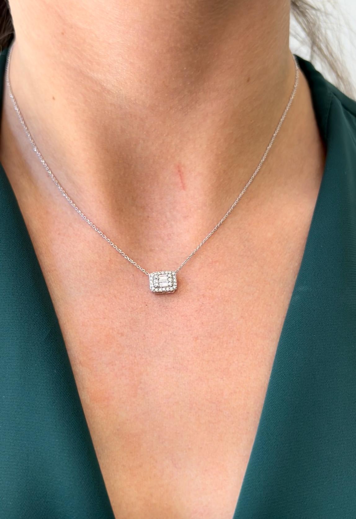 Halskette mit natürlichem Diamant-Anhänger 0,22 Karat 18KT Weißgold Cluster Halo Kette im Angebot 1