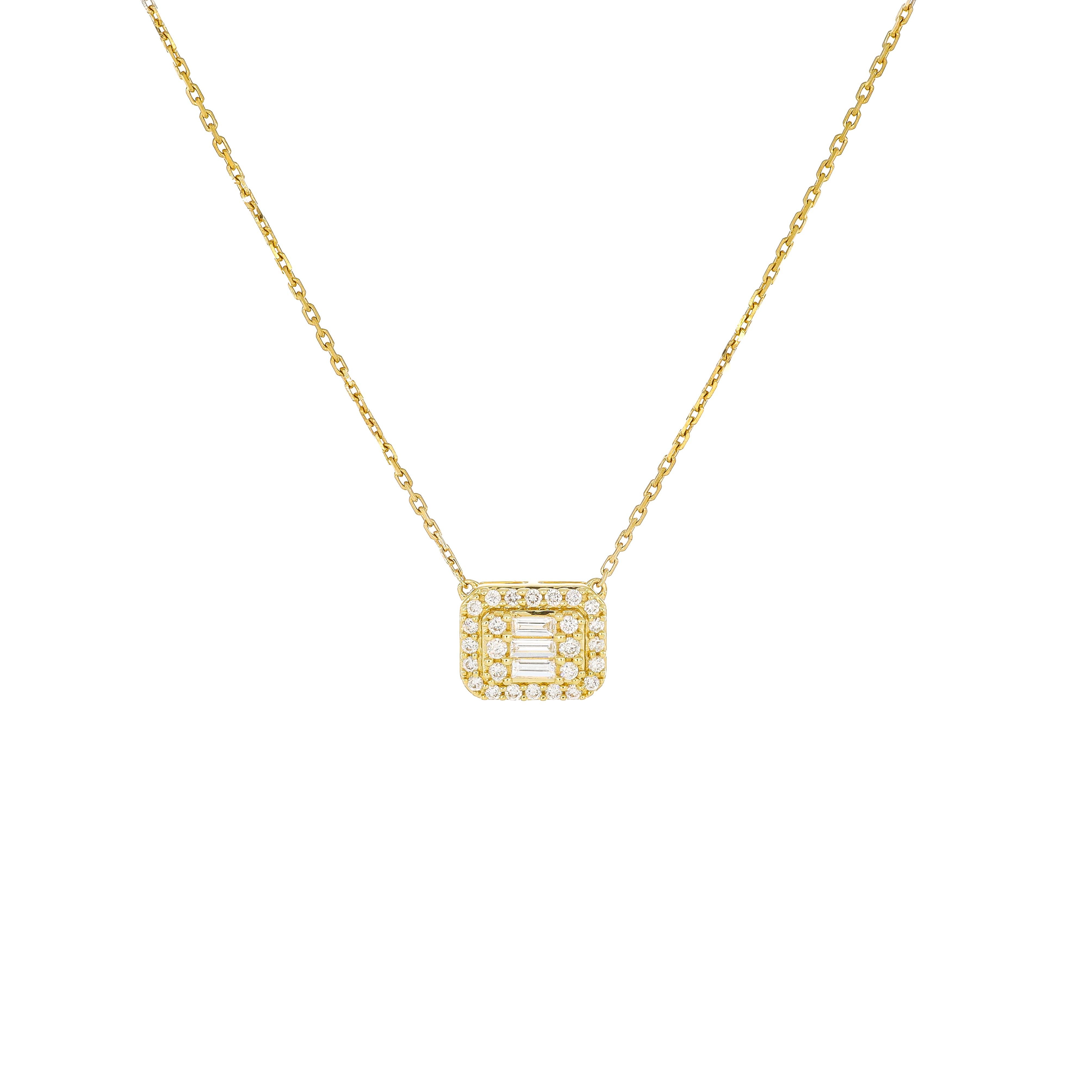 En son centre, le pendentif présente une grappe captivante de diamants baguettes et ronds, méticuleusement disposés pour créer un impact visuel époustouflant. L'interaction des formes et des coupes ajoute de la profondeur et de la dimension au
