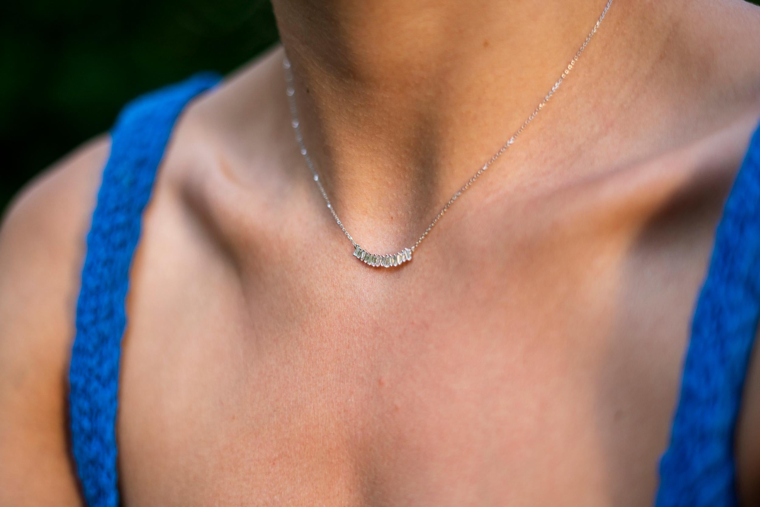 Ciondolo con diamante naturale da 0,45 carati, bianco 18 carati  Collana con catena d'oro in vendita 1