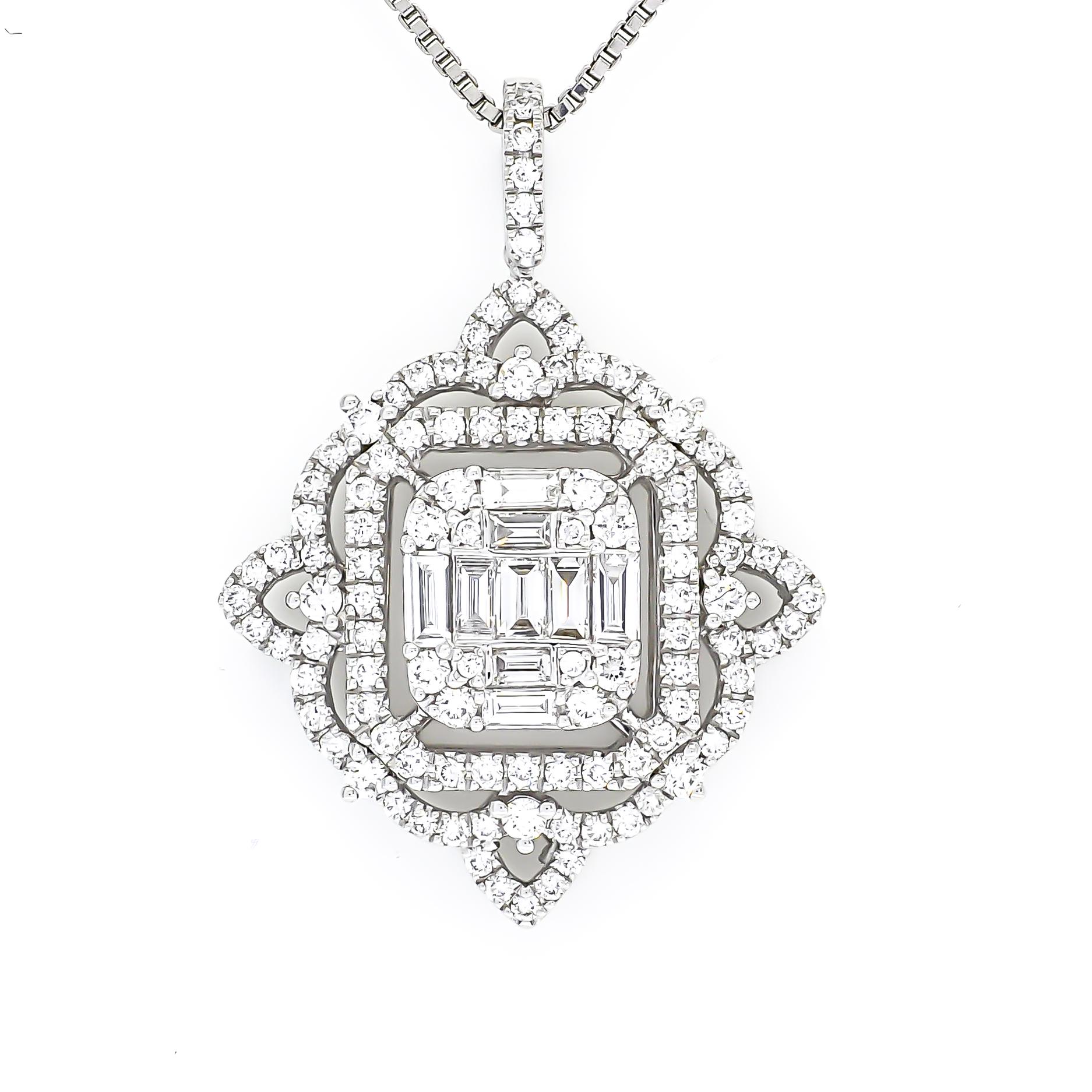 Faites de l'éclat une priorité avec cet élégant halo de diamants baguettes et ronds en grappe, avec un délicat travail ouvert autour de la grappe dans ce collier pendentif.

Inspiré par l'ère de l'élégance, ce collier pendentif de style vintage est