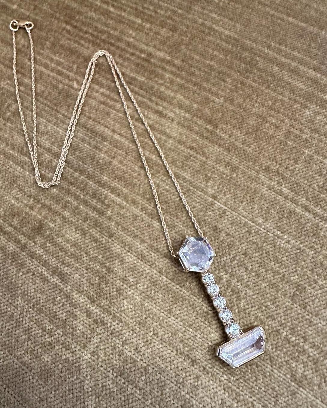 Natürlicher Diamant Anhänger Hex und Trapez geformt 3,33 Karat Gesamtgewicht in 18k Gelbgold.

Diamant-Anhänger-Halskette mit natürlichen Diamanten mit einem Hexagon-Schliff, einem Trapez-Schliff und sechs runden Diamanten im Brillant-Schliff, alle