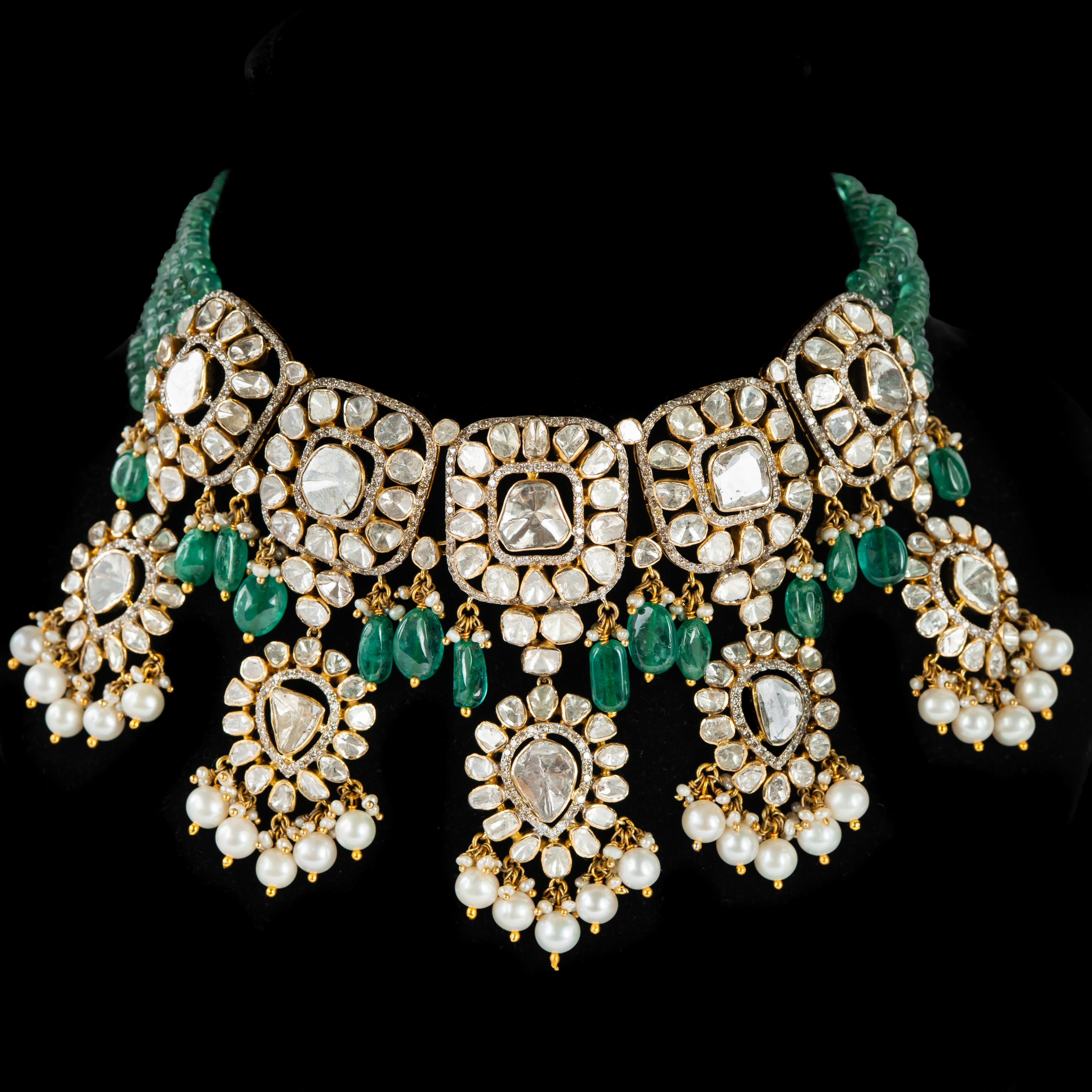 GW=95,50gm
NW=46.10gm
Diamante polki = 18,18cts
Diamante = 5,62cts
Perla = 52,00cts
Semi di smeraldo =63.60cts
Smeraldo mani =26.85cts

SEGUICI SU INSTA ( Divinejewellerylounge)