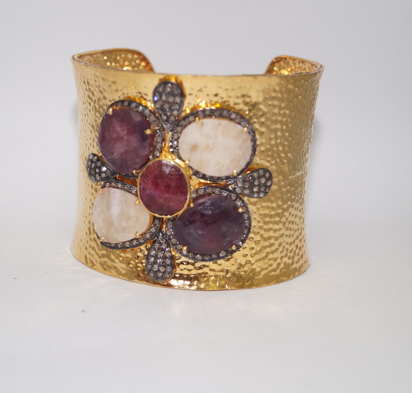 Diamant naturel saphir brut bracelet menottes large en argent plaqué or jaune en vente 4