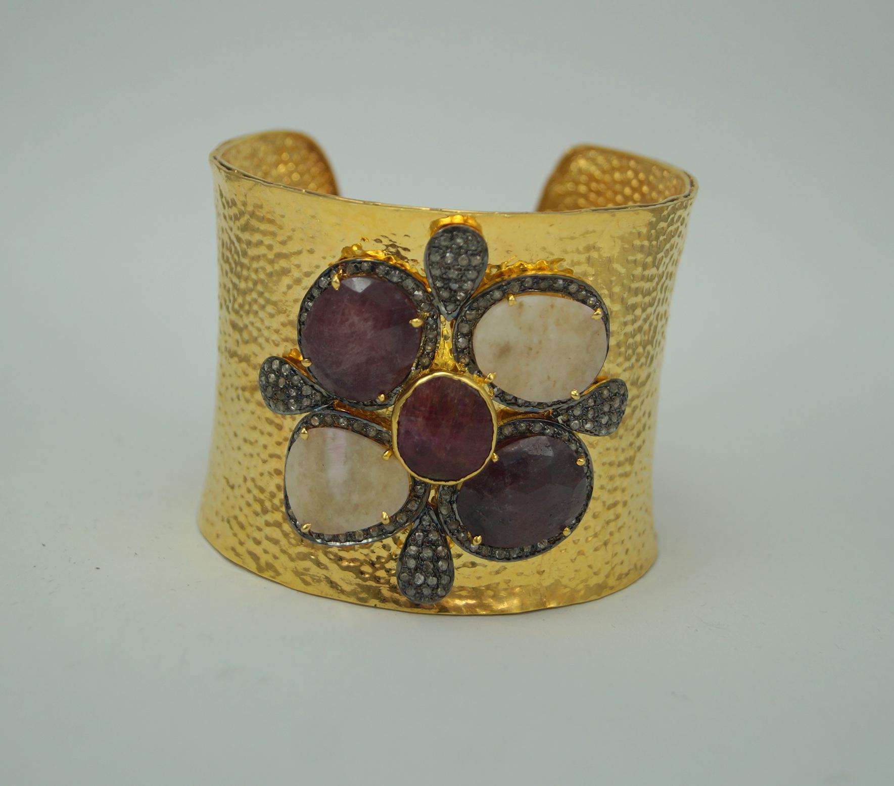 Contemporain Diamant naturel saphir brut bracelet menottes large en argent plaqué or jaune en vente