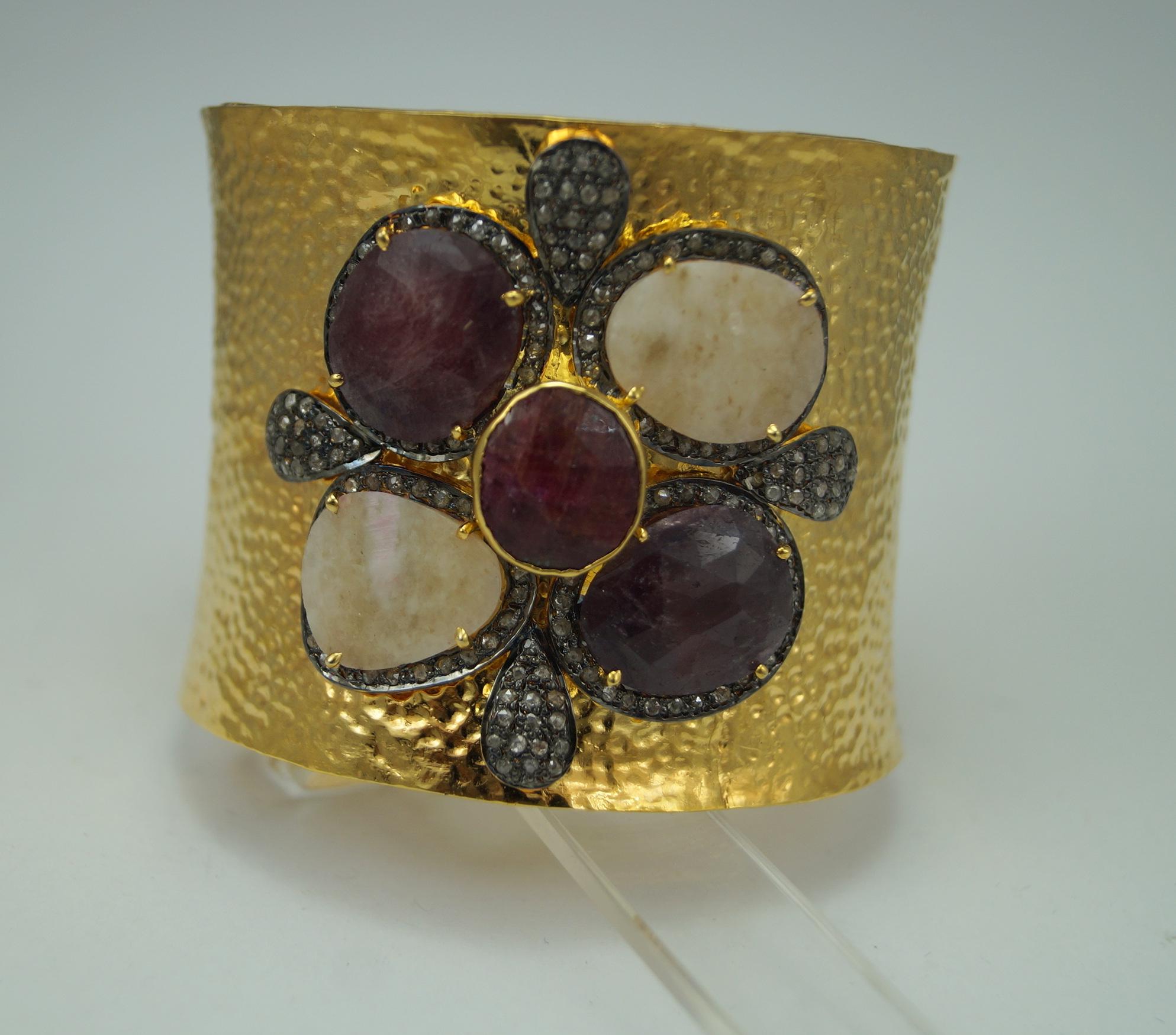 Taille rose Diamant naturel saphir brut bracelet menottes large en argent plaqué or jaune en vente