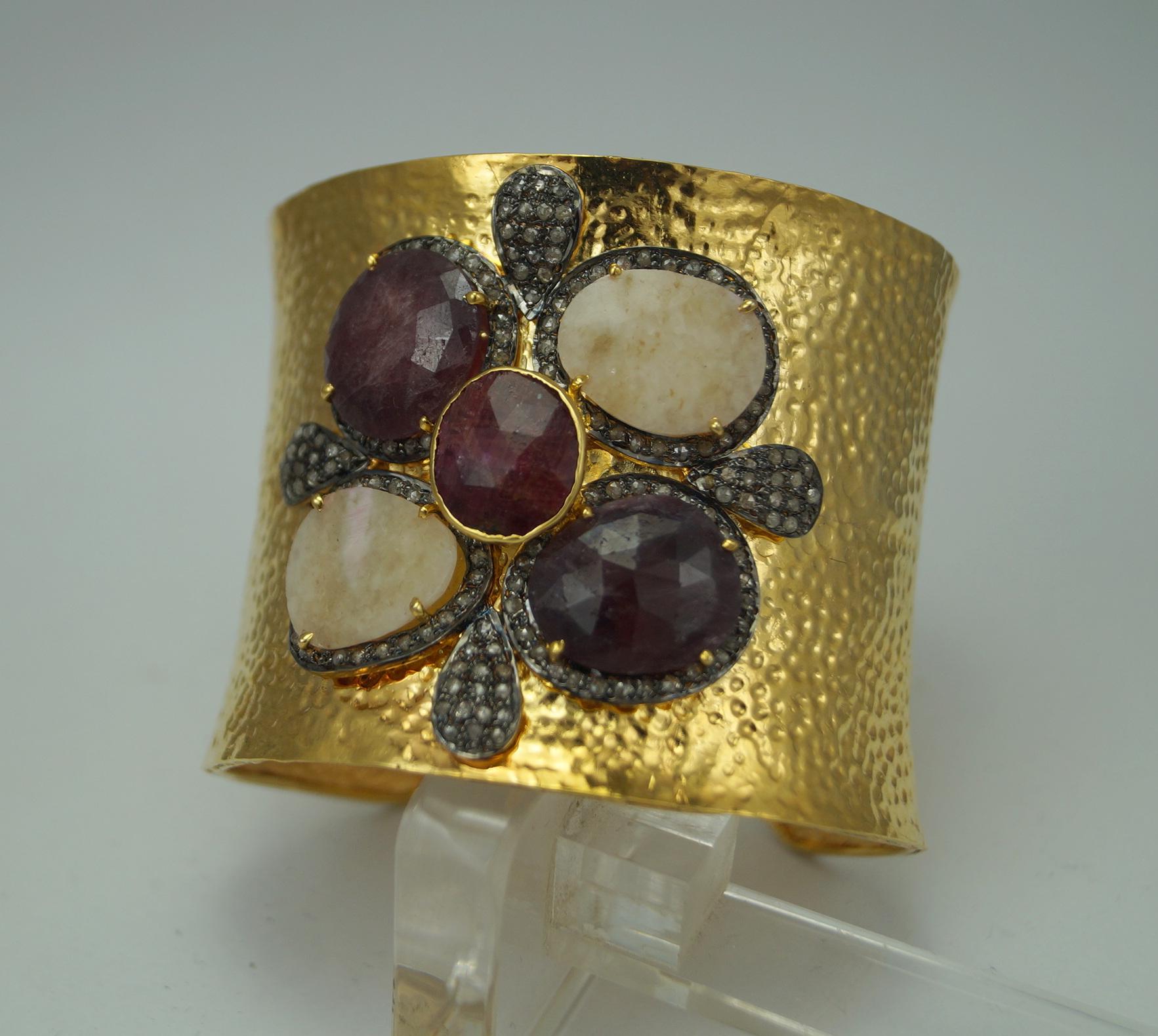 Naturdiamant Rohsaphir gelbvergoldetes Silber breites Handschellenarmband für Damen oder Herren im Angebot