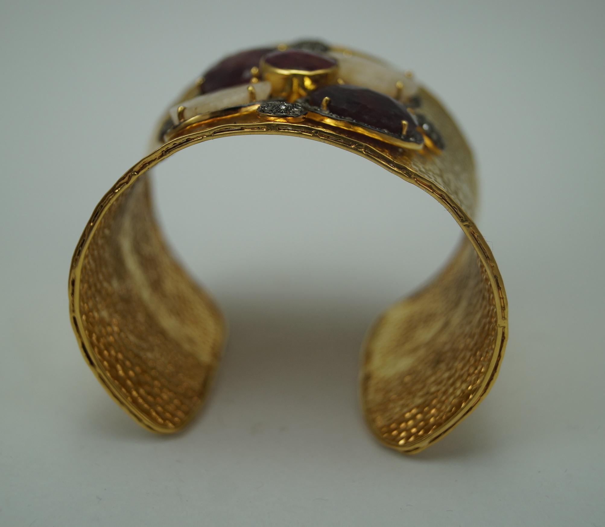 Diamant naturel saphir brut bracelet menottes large en argent plaqué or jaune en vente 1