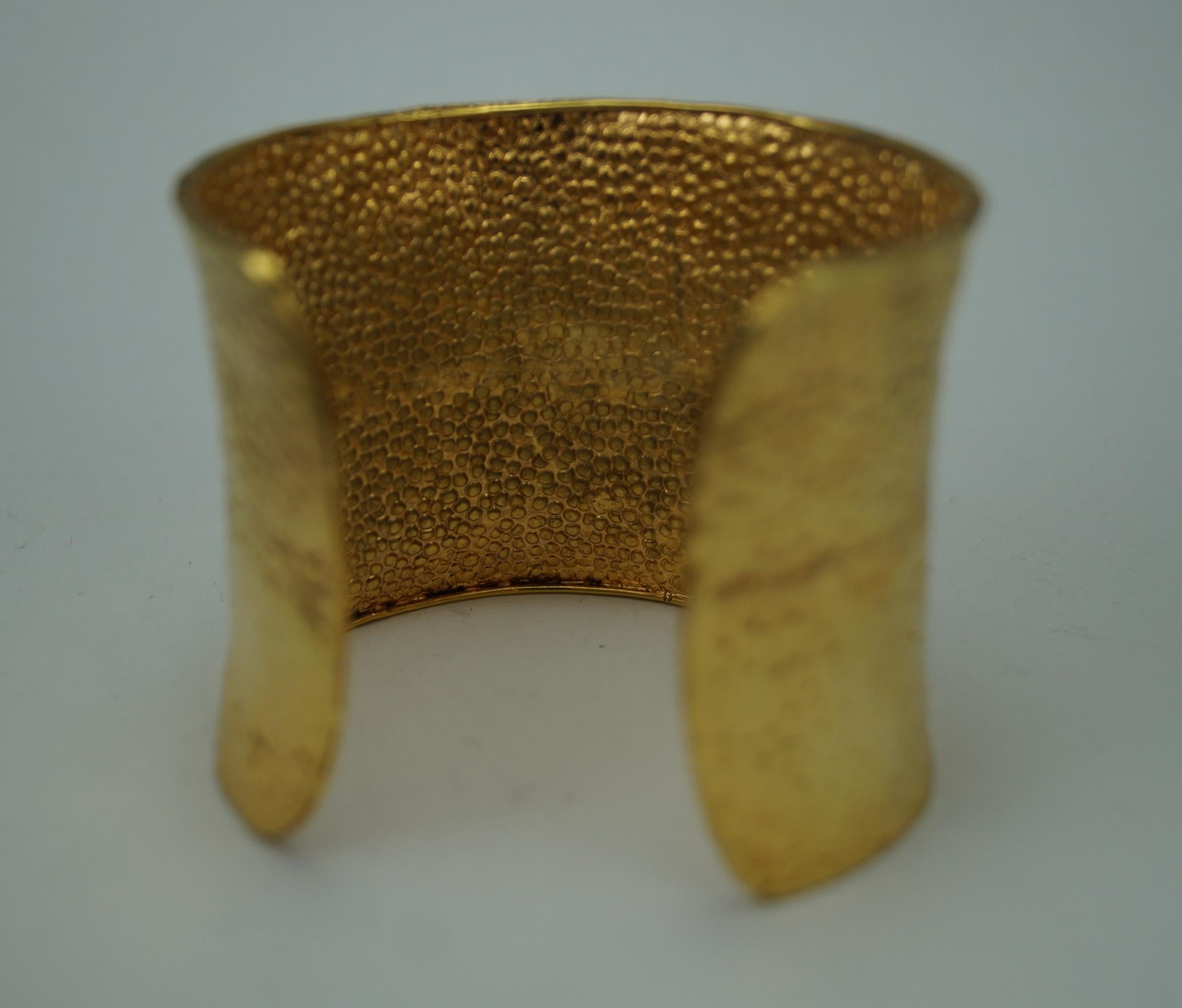 Diamant naturel saphir brut bracelet menottes large en argent plaqué or jaune en vente 2