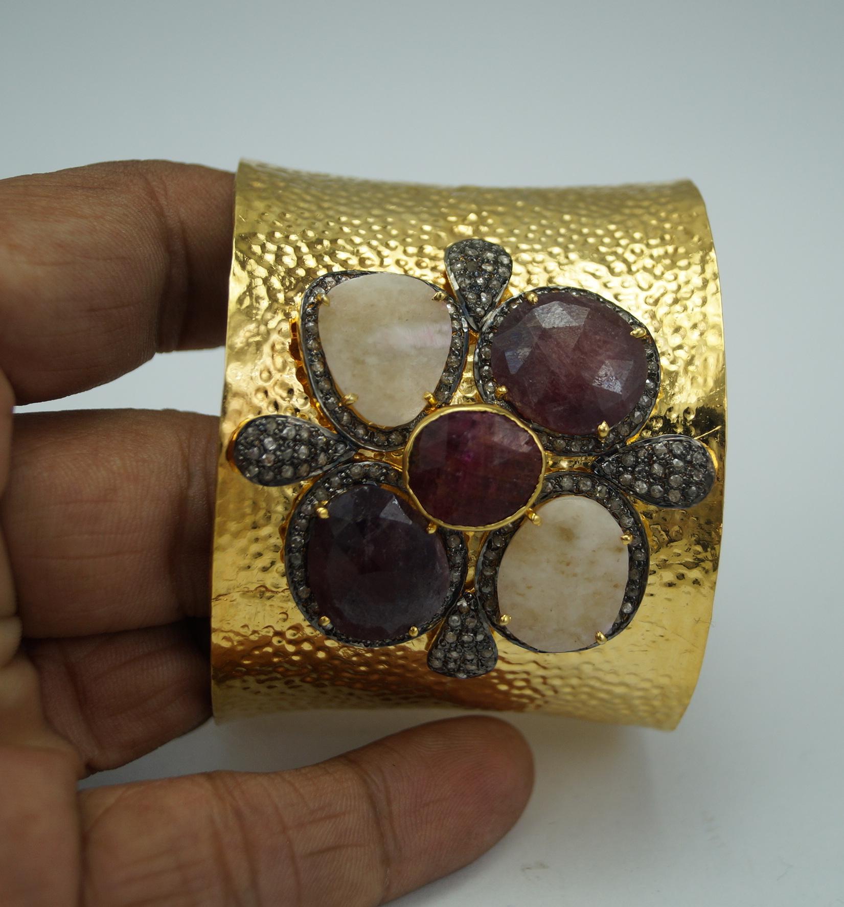 Diamant naturel saphir brut bracelet menottes large en argent plaqué or jaune en vente 3