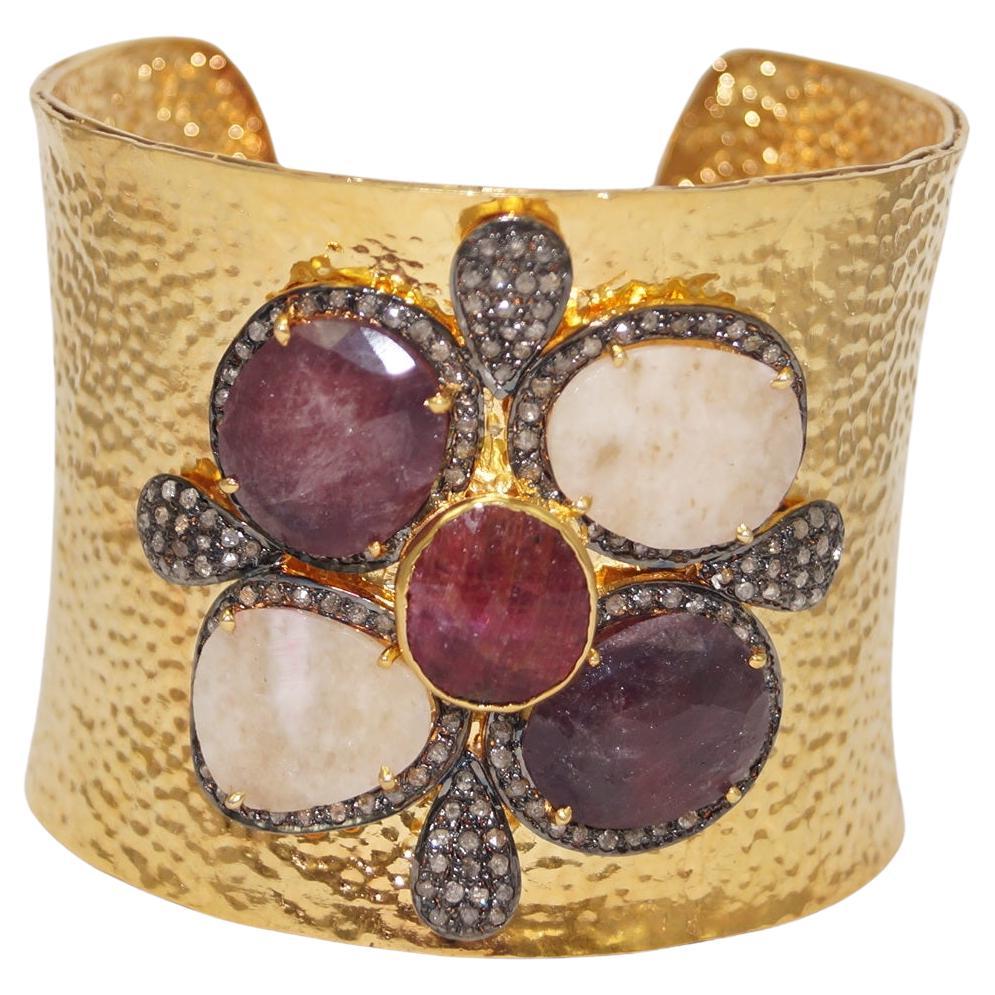Diamant naturel saphir brut bracelet menottes large en argent plaqué or jaune en vente