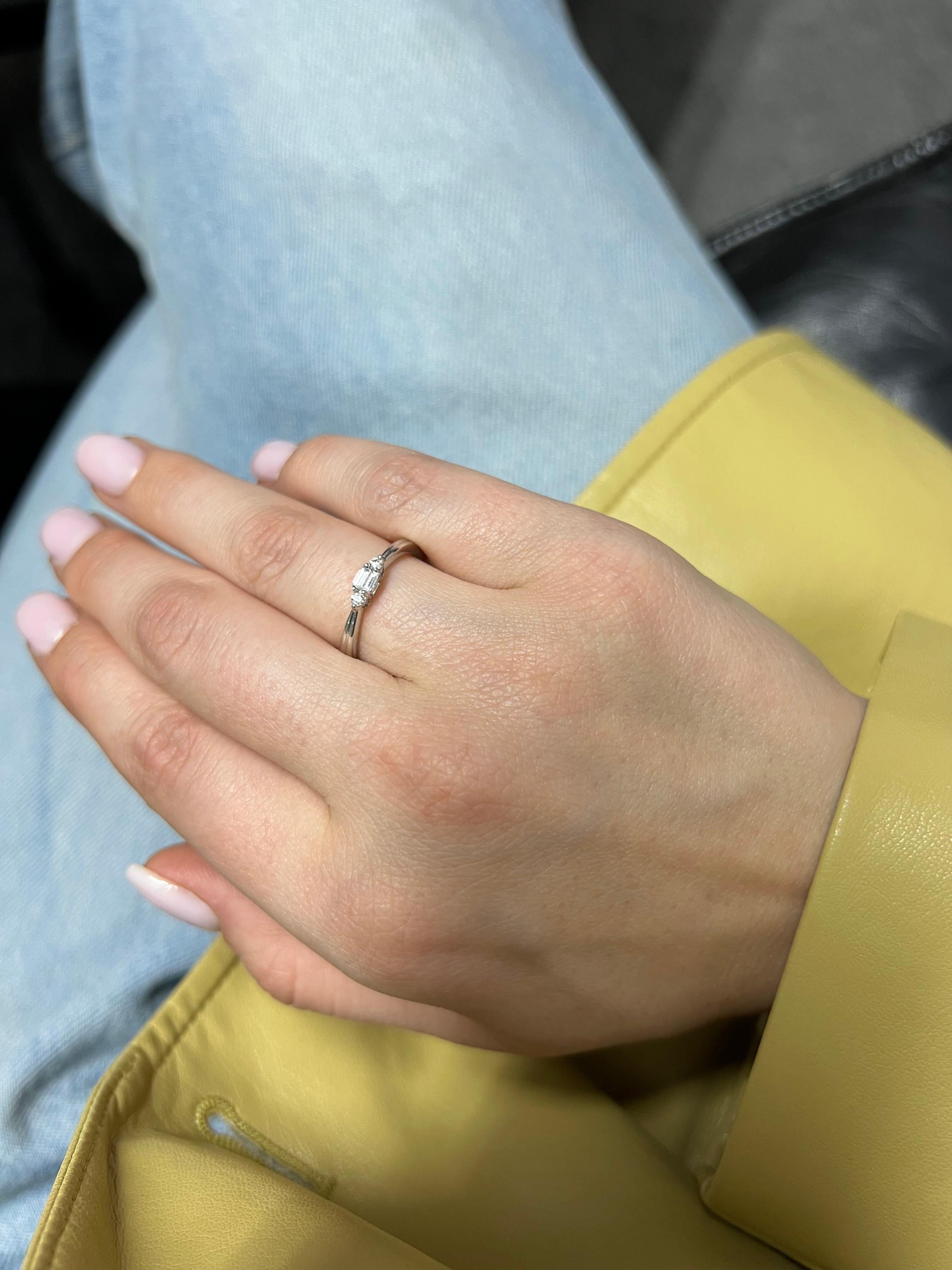 Das Herzstück des Rings ist ein atemberaubender Baguette-Diamant, der einen eleganten und modernen Charme ausstrahlt. Der Baguette-Diamant mit seiner länglichen Form und seiner makellosen Reinheit bildet den Mittelpunkt des Rings und strahlt eine