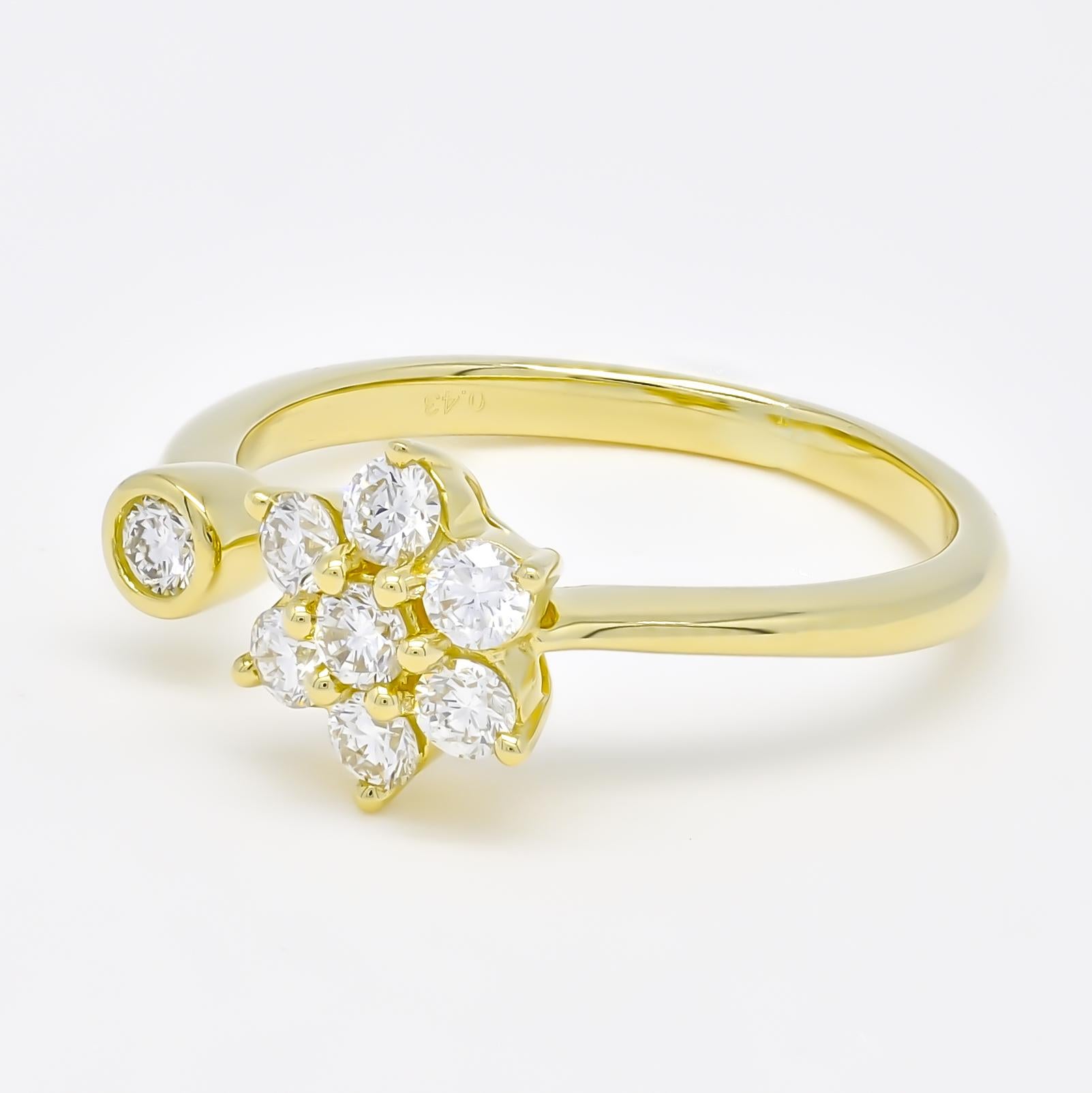 Der moderne Solitärring mit offenem Schaft ist eine moderne Variante des klassischen Solitär-Verlobungsrings. Bei diesem Ring ist eine Gruppe kleinerer Diamanten in Form einer Blume in ein schlankes Band mit offenem Schaft gefasst.

Der offene