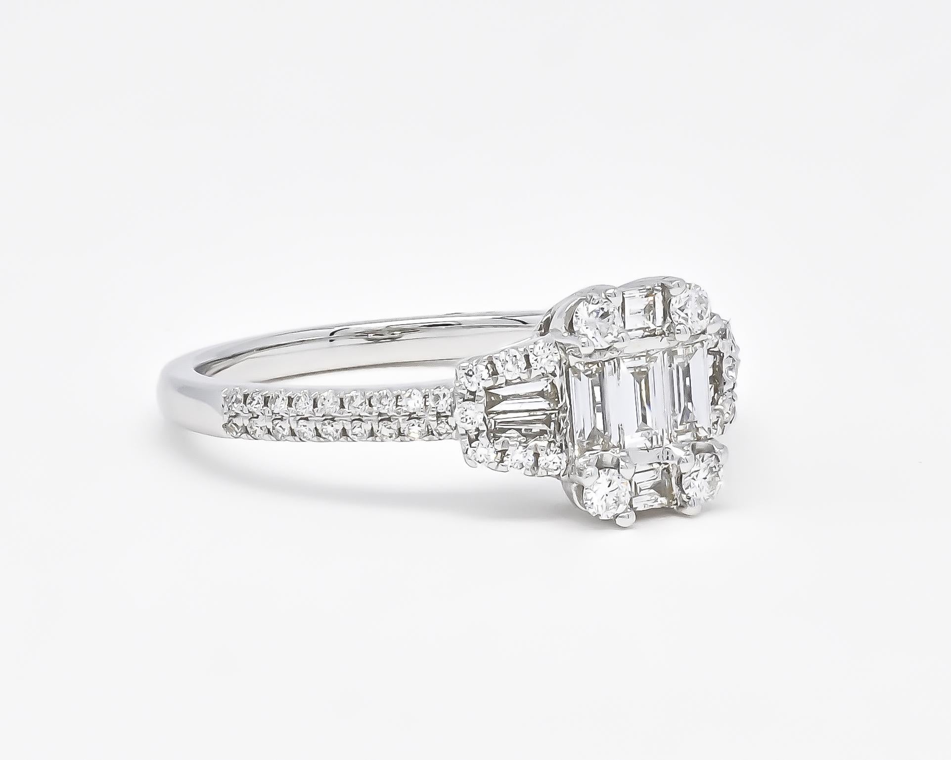 Erleben Sie Eleganz und Raffinesse mit unserem diamantenen Halo-Verlobungsring aus 18 Karat Weißgold. Dieser sorgfältig gefertigte Ring ist mit einer Gruppe von Baguette- und runden Diamanten besetzt, die Brillanz und Charme ausstrahlen. 

Mit einem