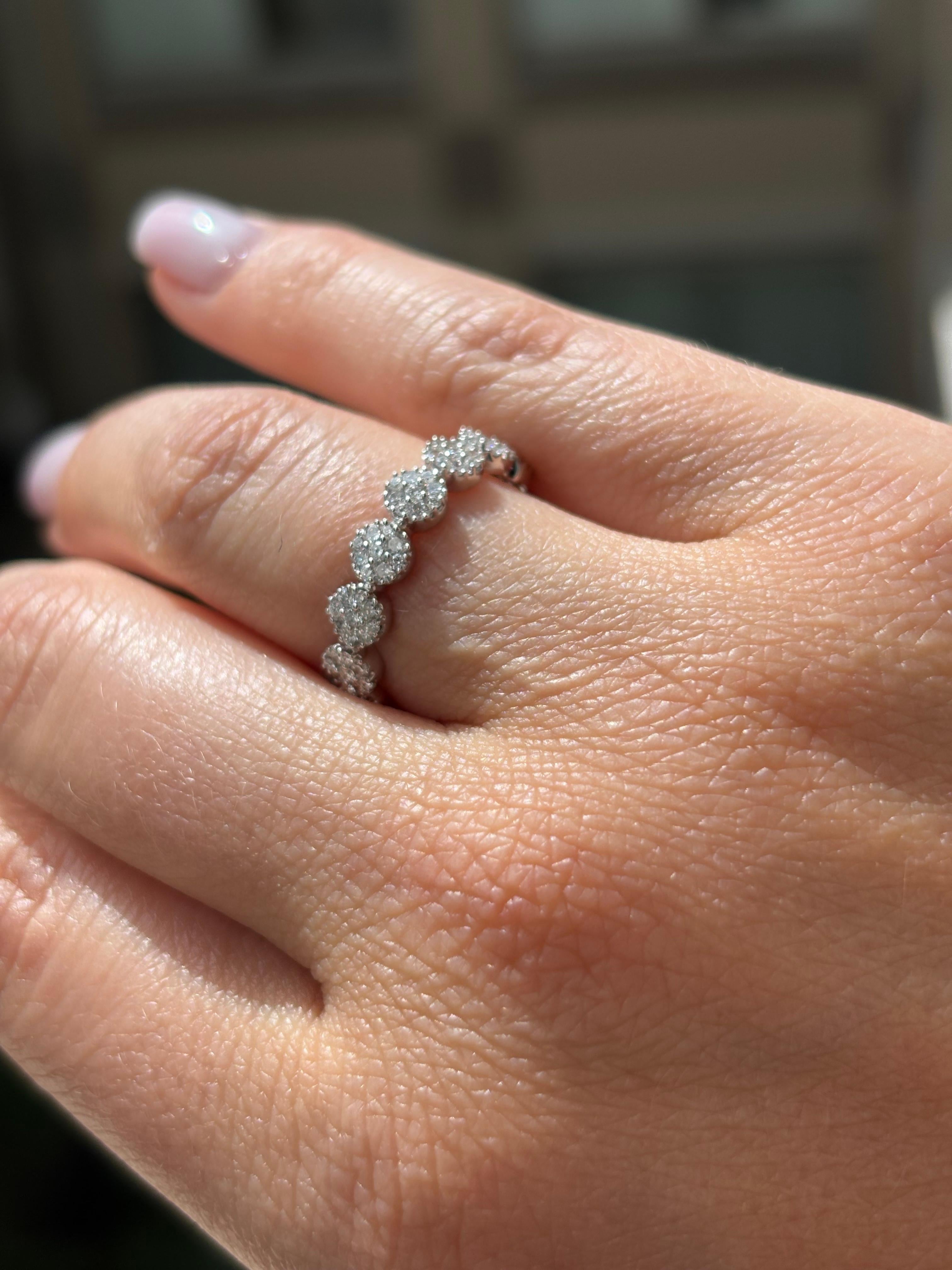 Alliance d'éternité en or blanc 18 carats avec diamant naturel de 1,25 carat en vente 3