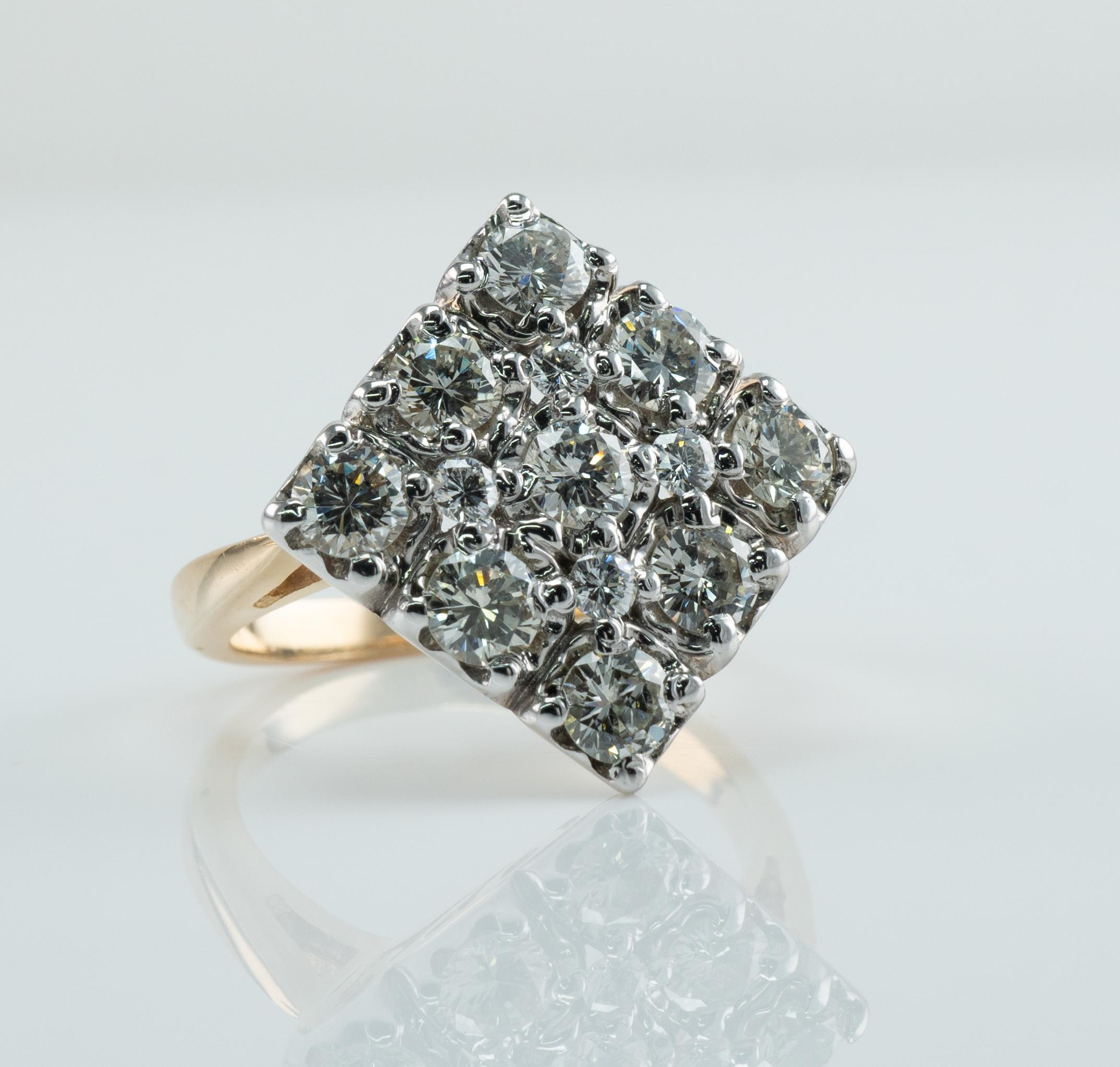 Anillo Diamante Natural Oro 14K Racimo de Diamantes 1.51 TDW Cocktail

Este impresionante anillo vintage está fabricado en oro amarillo macizo de 14 quilates con un remate de oro blanco.
9 diamantes redondos de talla brillante totalizan 1,35