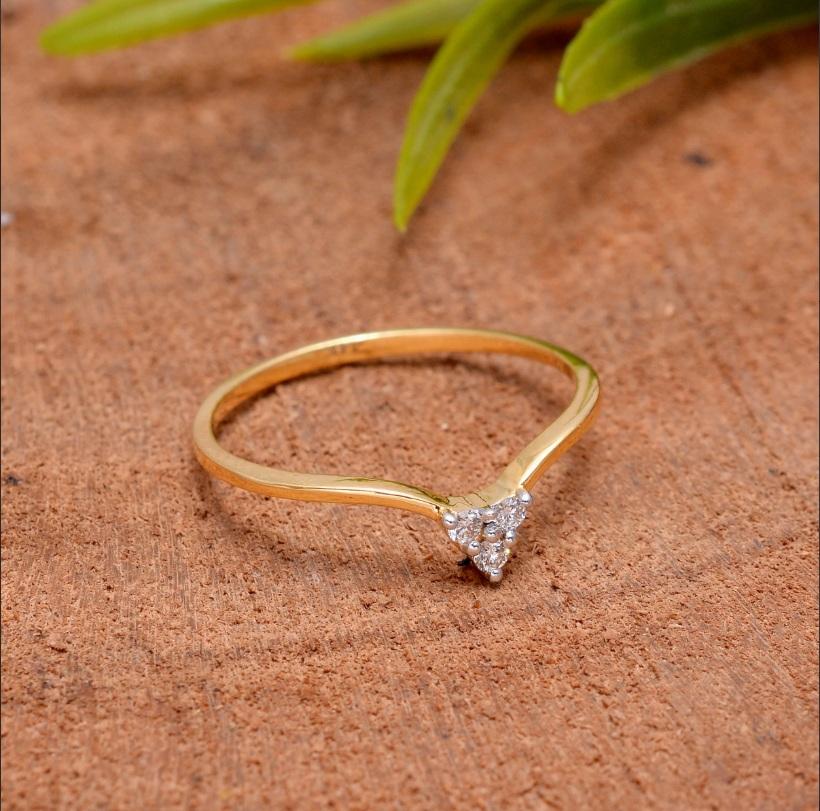 An elegant and minimalistic ring in 14k yellow gold and set with natural diamonds. This is a perfect ring to go with your everyday ensemble. Meera Ring can also be a perfect gift for your beloved lady! 

Specifications:

Dimensions: Ring Size-7.25