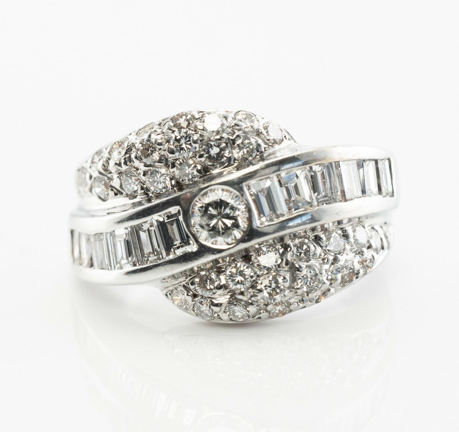 Bague en or blanc 14 carats avec diamant naturel 1,31 TDW

Cette bague de succession absolument magnifique est réalisée en or blanc massif 14K et sertie de diamants blancs et de diamants ardents. Le diamant central est de 0,20 carat, douze baguettes