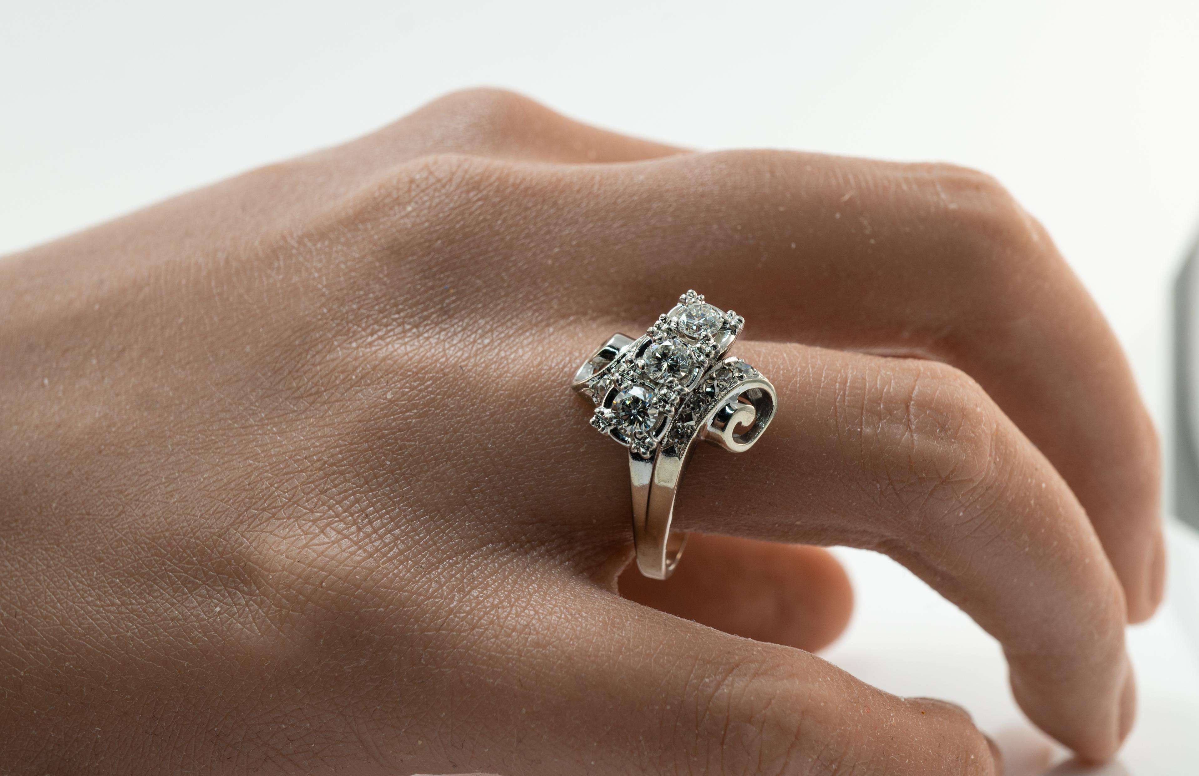 Anillo Diamante Natural Oro Blanco 14K Vintage .70ct TDW Espiral en Bueno estado para la venta en East Brunswick, NJ