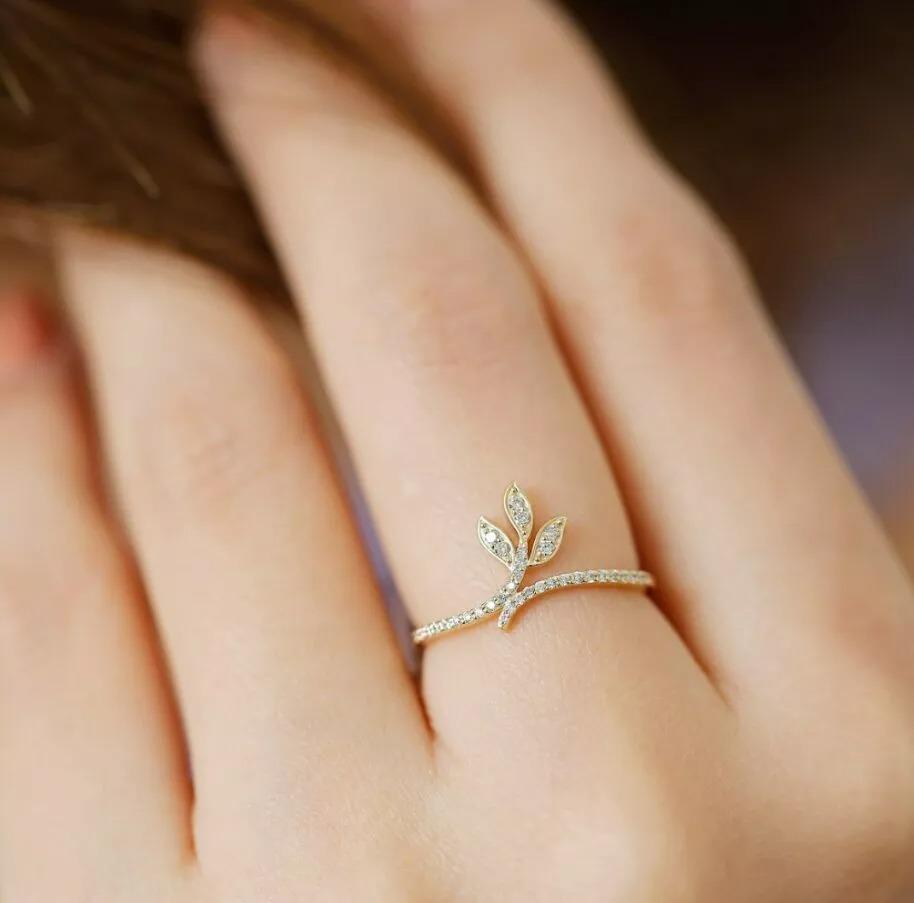 Bague en or jaune 14k avec diamant naturel et feuille de Fern Neuf - En vente à Chicago, IL