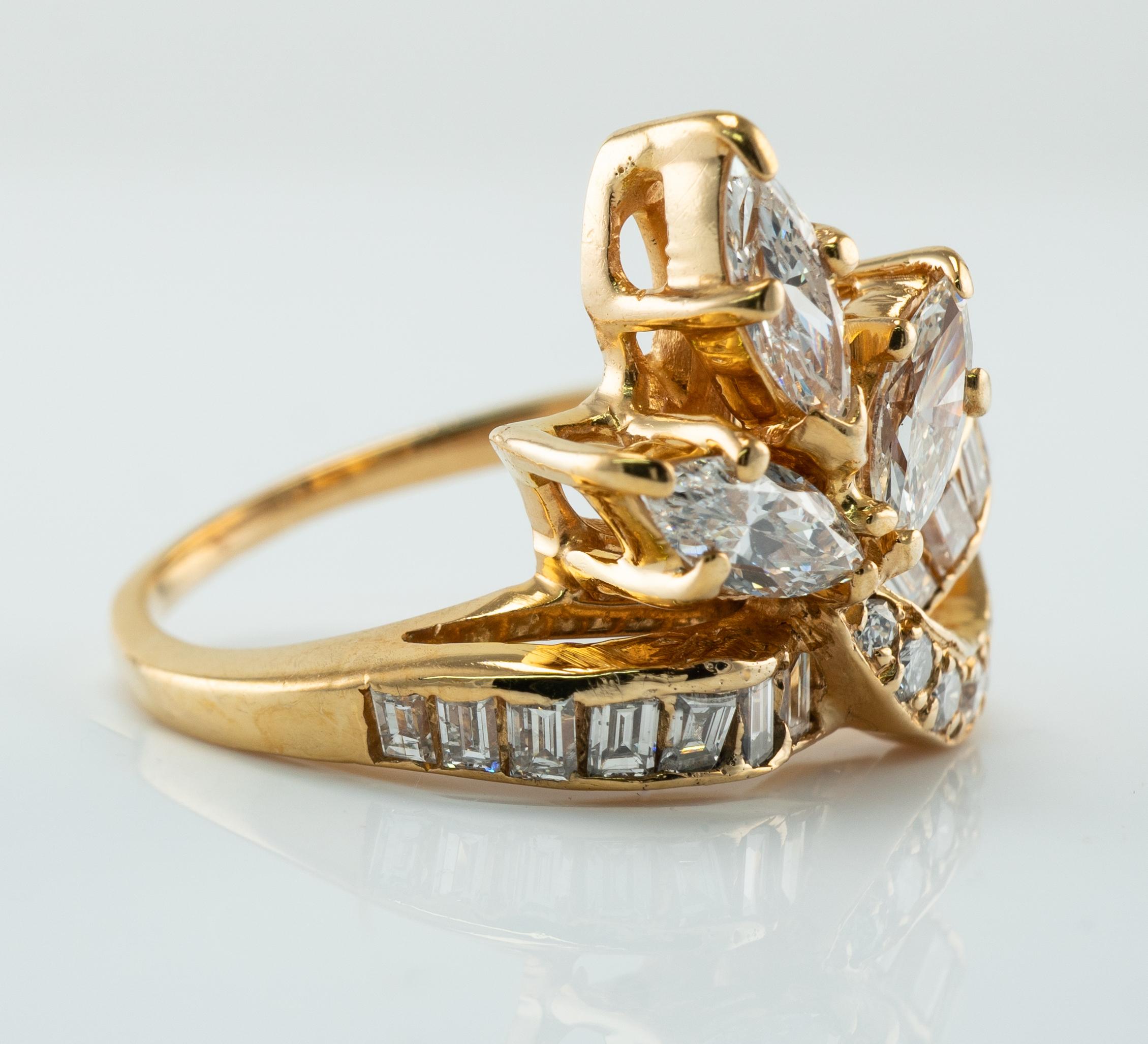 Natürlicher Diamant Ring 14K Gelbgold Marquise Rund 1,81 cttw

Dieser wunderschöne Diamantring ist in massivem 14K Gelbgold gefasst (sorgfältig geprüft und garantiert).
Drei Diamanten im Marquise-Schliff haben ein Gesamtgewicht von 0,96 Karat,