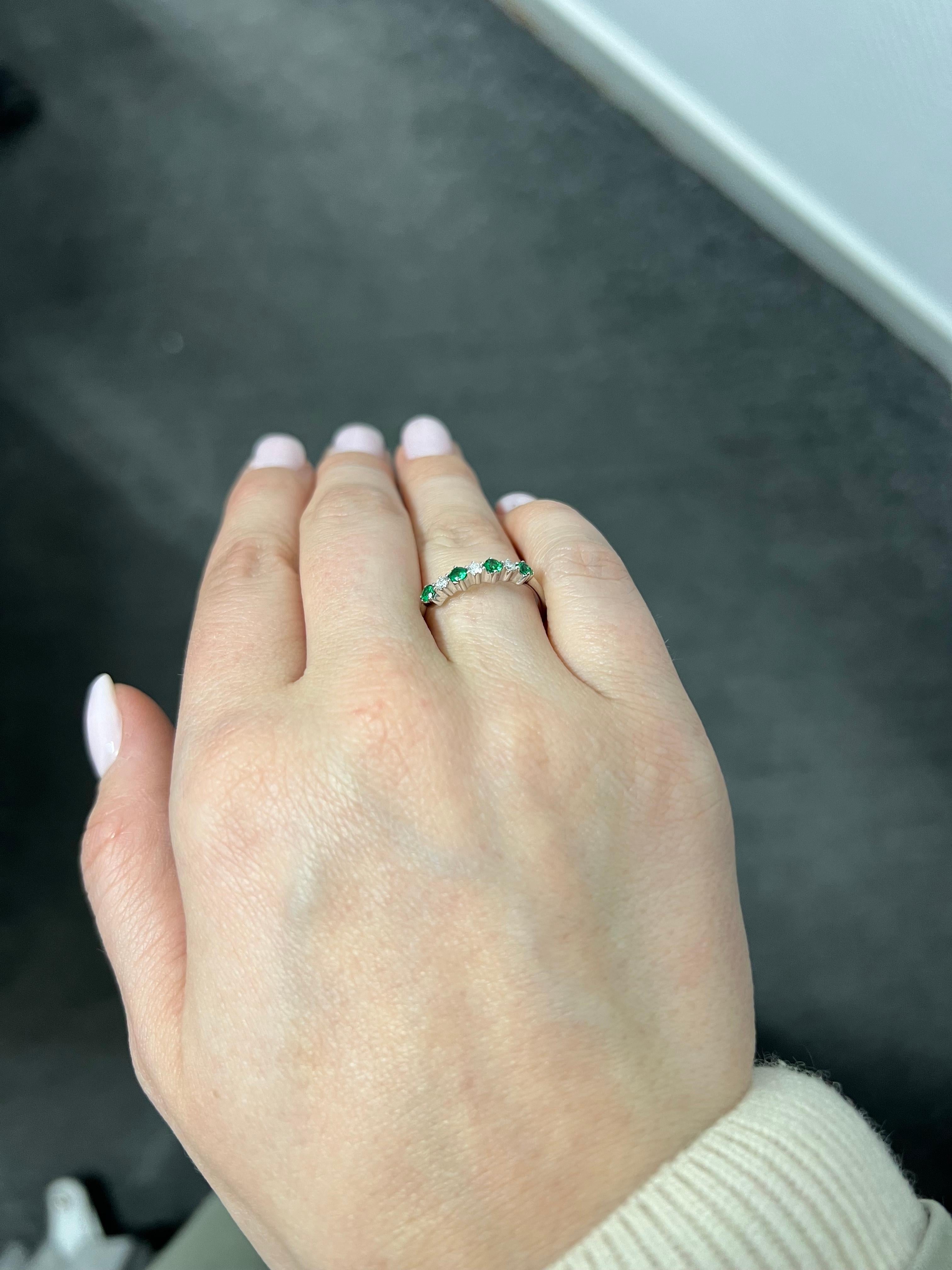 Natural Diamond Ring 18 Karat White Gold Synthetic Emerald Engagement Ring In New Condition For Sale In Antwerpen, BE