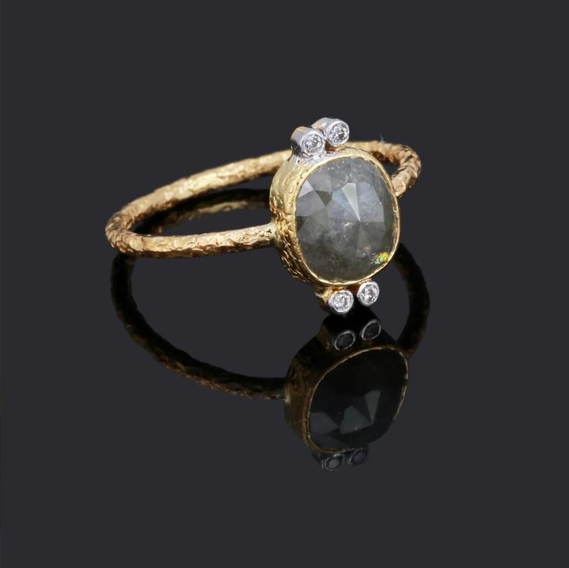 Diese  Der Ring mit strukturierten Diamanten im Rosenschliff ist aus massivem 18 Karat Gelbgold handgefertigt. Der Ring zeichnet sich durch ein wunderschönes Design mit einer Pflasterfassung aus runden Diamanten aus. Die Diamanten werden von Hand