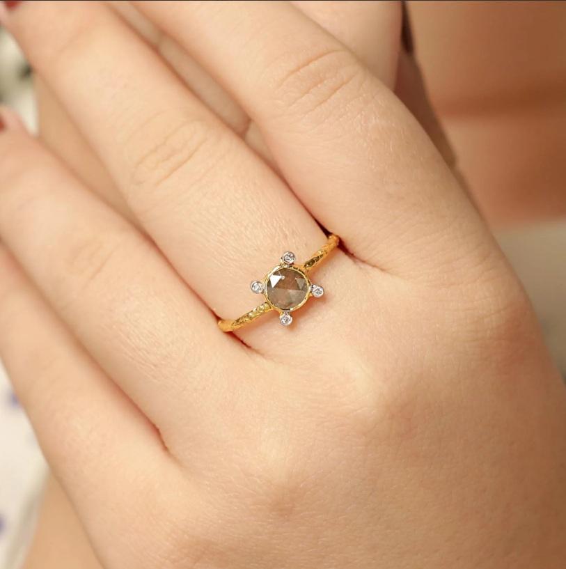 Dieser Ring besteht aus 18 Karat Gelbgold und ist mit schillernden Diamanten im Rosenschliff besetzt. Er ist eine schöne und einzigartige Ergänzung für jede Schmucksammlung.

Spezifikationen:

Abmessungen: Ringgröße - 7,25, Spitze - 7