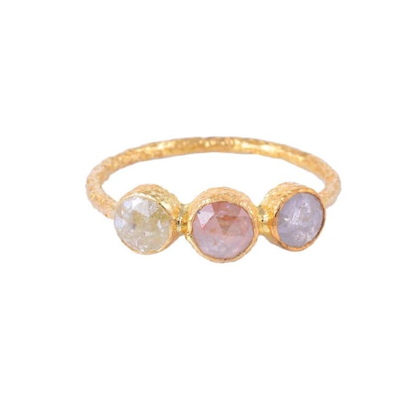 Fabriquée à la main avec amour, cette bague en or jaune 18 carats sertie d'un diamant taillé en rose est tout simplement un magnifique bijou qui convient à votre style et à votre personnalité.

Spécifications          Mélange Rosecut	    Rosace