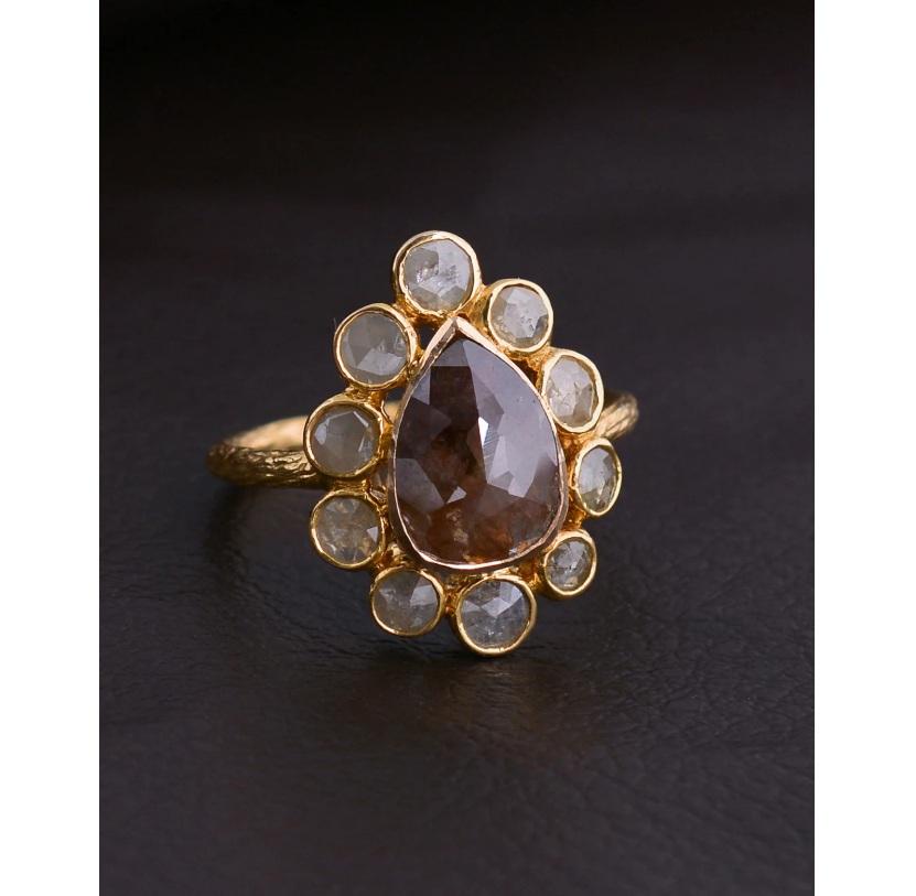 Questo anello è realizzato in oro giallo massiccio 18 carati con diamanti naturali taglio rosa. I diamanti hanno una bellissima struttura che li fa brillare.

Specifiche

Dimensioni: Lunghezza: 2,5 cm, Larghezza: 2 cm
Peso lordo: 3.640 grammi
Peso