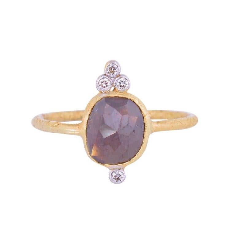 Questo anello è realizzato in oro giallo 18 carati e ha un diamante naturale color ghiaccio al centro. Il diamante è strutturato e ha una forma unica che lo fa risaltare. È un anello bellissimo che si aggiunge a qualsiasi
