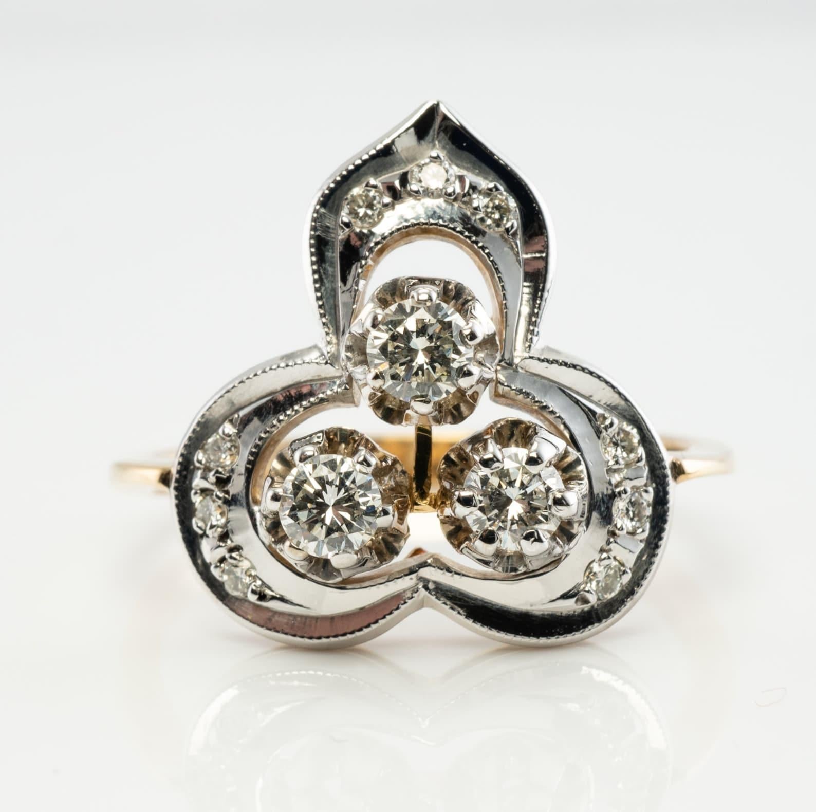 Anillo de Diamantes Naturales 18K Oro Amarillo Blanco Ruso URSS Soviético

Anillo de diamantes, tres piedras de oro de 18 quilates, Vintage Estate

Este precioso anillo de herencia vintage está finamente elaborado en oro amarillo macizo de 18