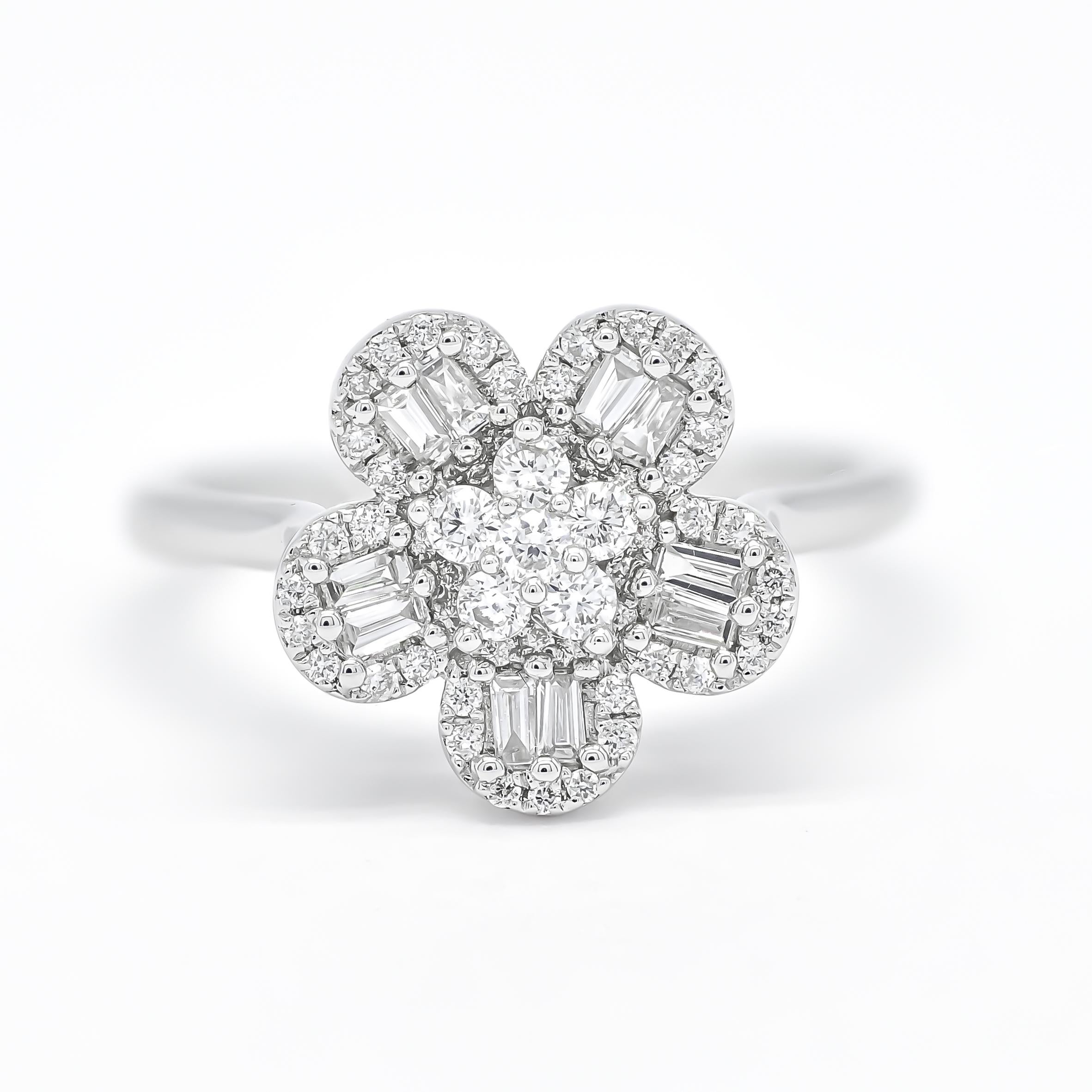 En vente :  Bague fantaisie en or blanc 18 carats avec diamants naturels R072471 et grappe de fleurs Rin 7