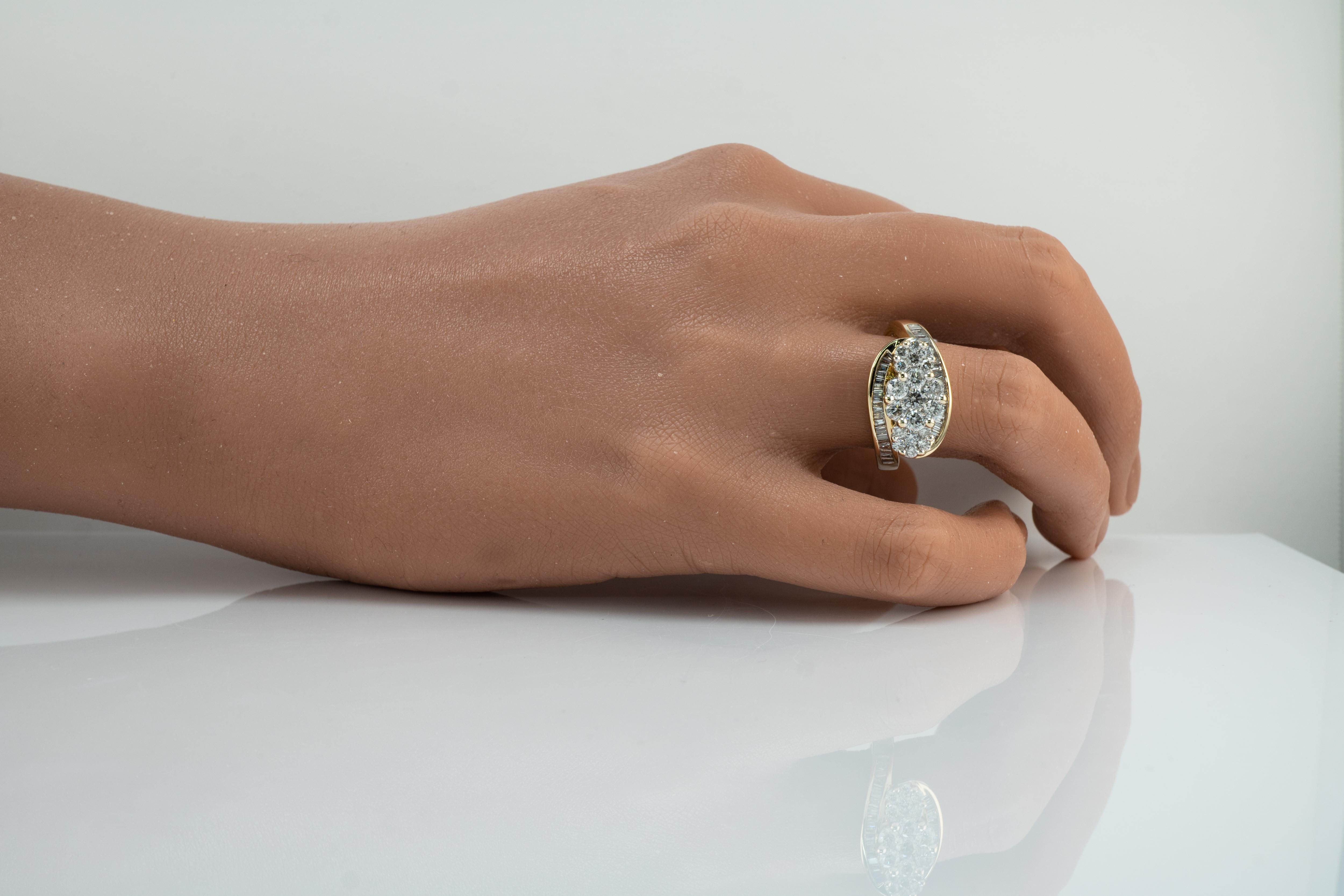 Bague en or 14K avec diamant naturel et fleur en grappe  1,67 TDW en vente 1