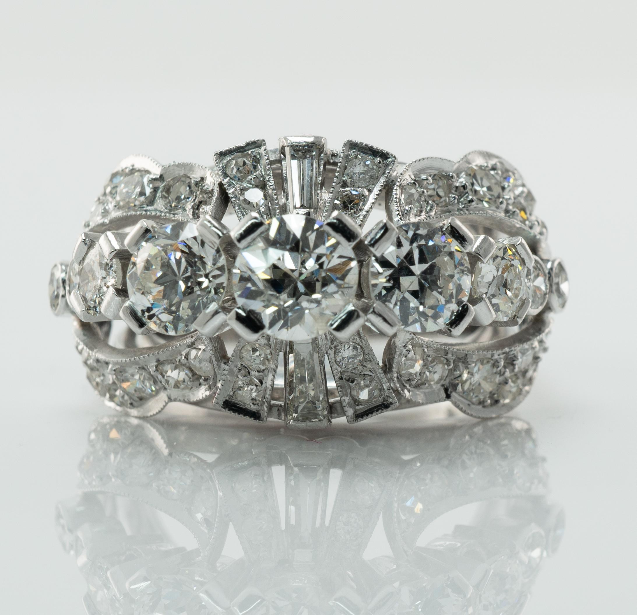 Anello con diamante naturale taglio europeo in oro bianco 18 carati  Vintage 2.79 TDW in vendita 2