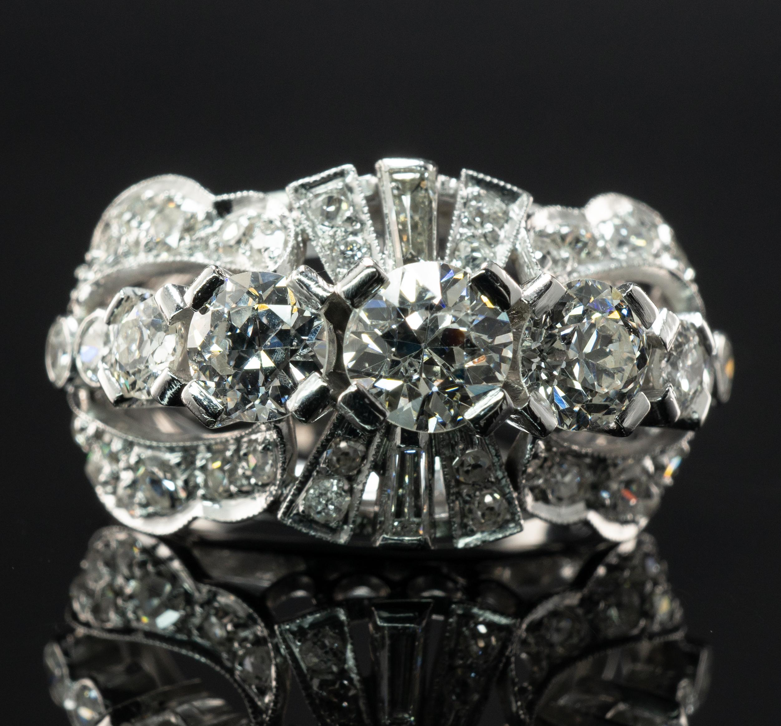 Anello con diamante naturale taglio europeo in oro bianco 18 carati  Vintage 2.79 TDW in vendita 4