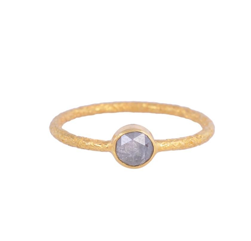 Natural diamond ring in 18k gold For Sale 5