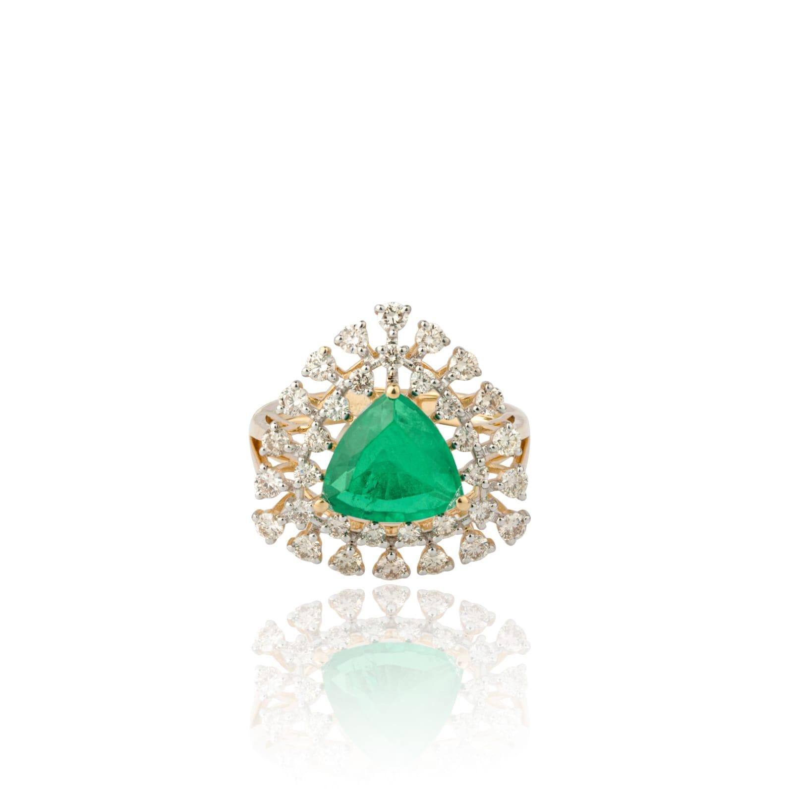 Diamanten 1,13cts
grüner synthetischer Stein 2,98cts
Gold  3.93gms



Es ist sehr schwer, die wahre Farbe und den Glanz des Steins zu erfassen, habe ich versucht, Bilder hinzuzufügen, die professionell und von mir von meinem I-Phone aufgenommen