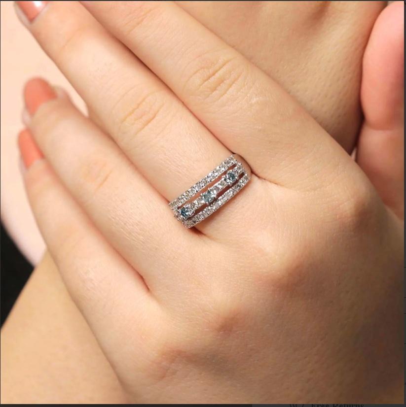 Asscher Cut Natural diamond ring in 18k gold For Sale