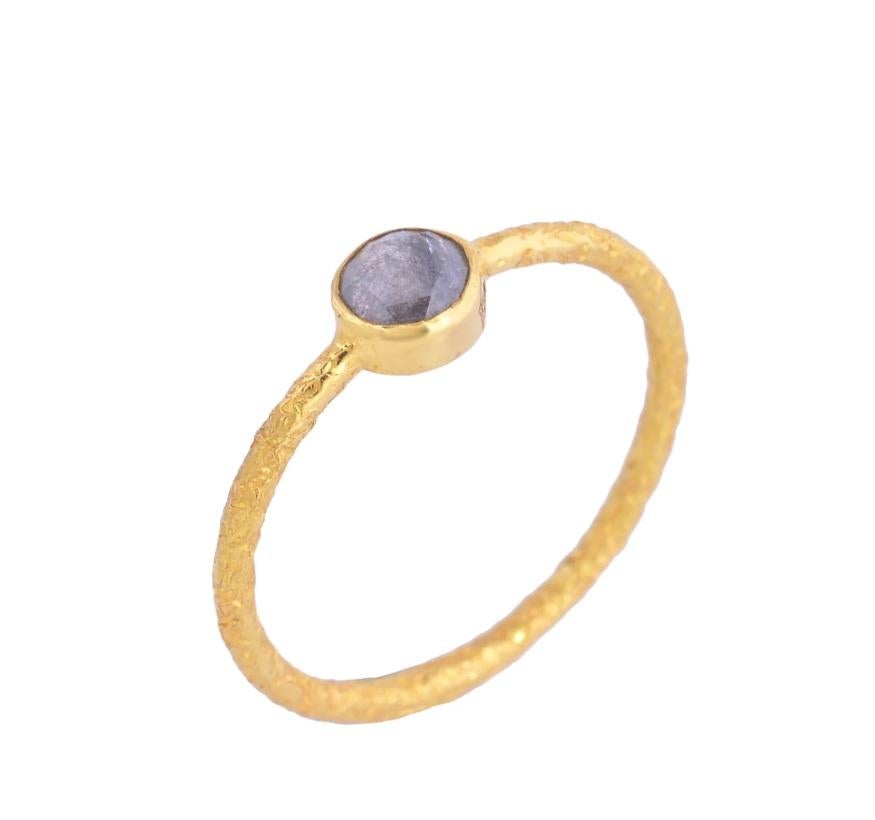 Natural diamond ring in 18k gold For Sale 1