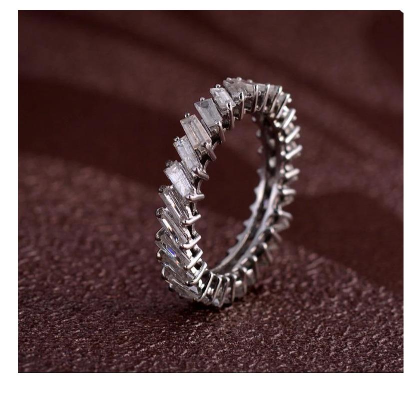 Natural diamond ring in 18k gold For Sale 4