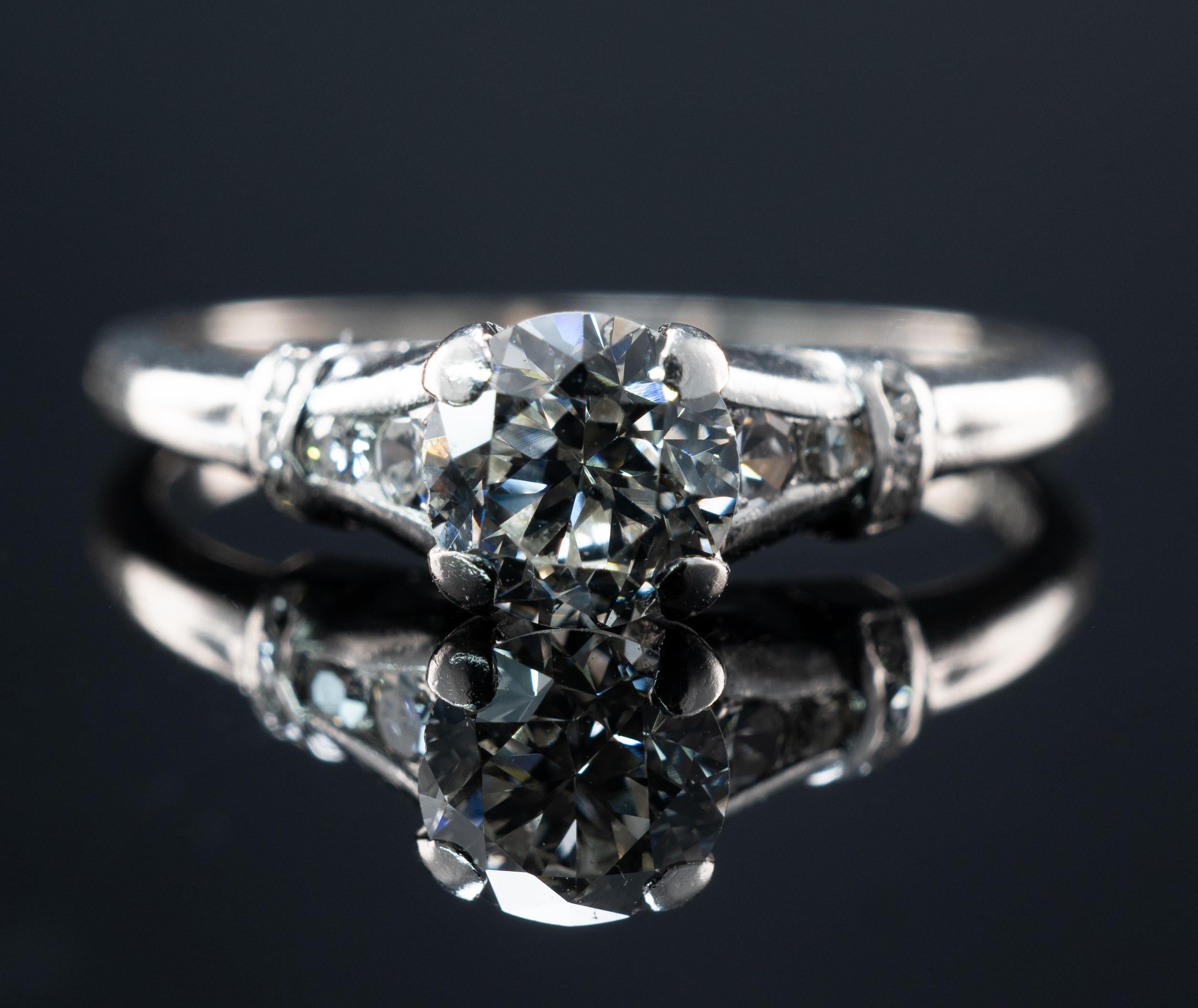 Natürlicher Diamantring Old European Platin Verlobungsring .62 cttw Vintage Hochzeit

Dieser prächtige Verlobungsring ist aus massivem Platin gefertigt.
Das Zentrum Old European cut Diamant mit hohen culet ist .52 Karat von sehr sauber VS2 Klarheit