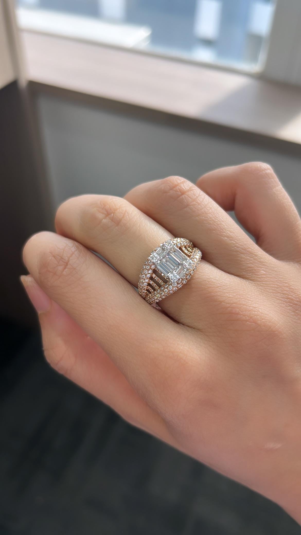 Natural Diamond Ring Set in 18 Karat Gold For Sale 3