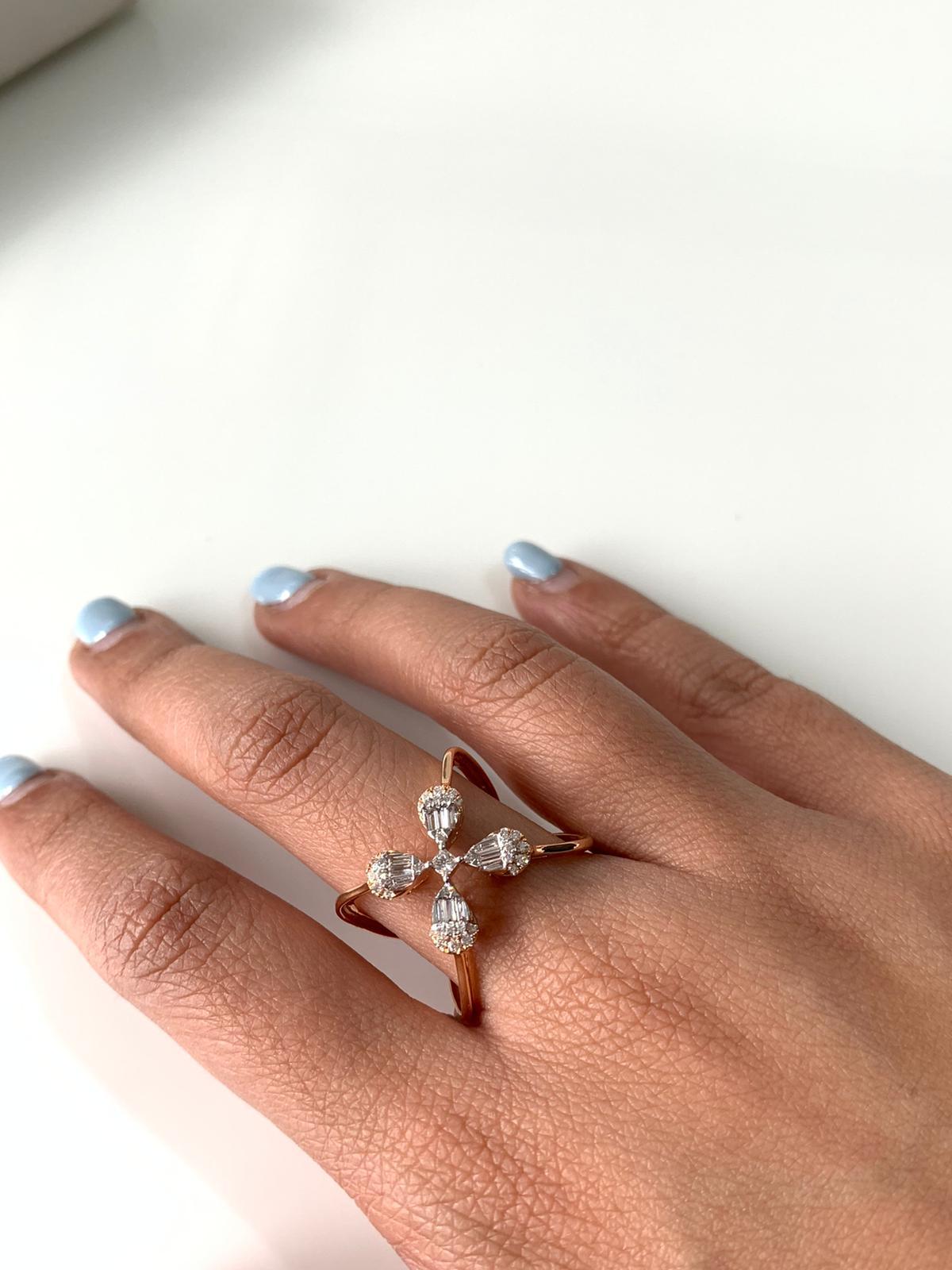 Anillo de Diamantes Naturales en Oro de 18 Kilates Moderno en venta