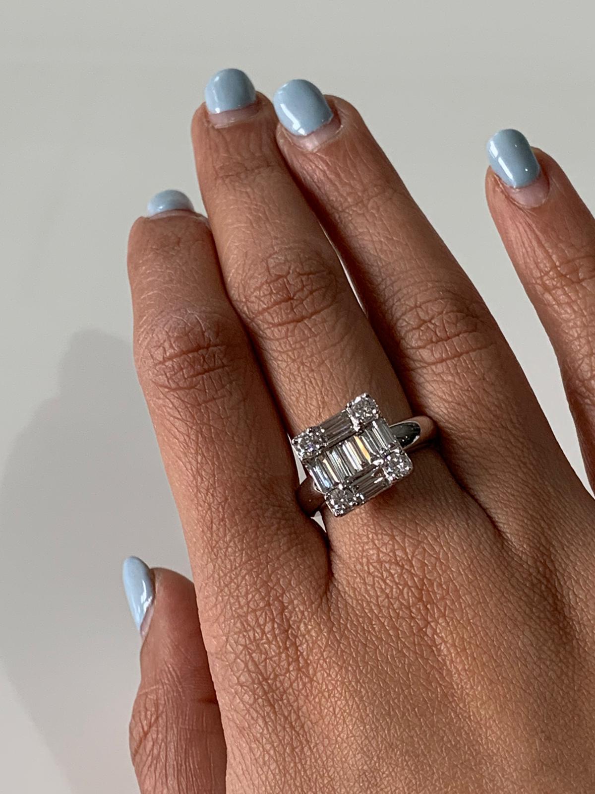 Une belle et simple bague à grappes de diamants en or blanc 18k. Le poids du diamant est de 1,14 carats et le poids net de l'or est de 6,592 carats. Les dimensions de l'anneau sont de 1,1 x 1,1 x 2,4 cm (LXLXH). Taille 6 1/4.