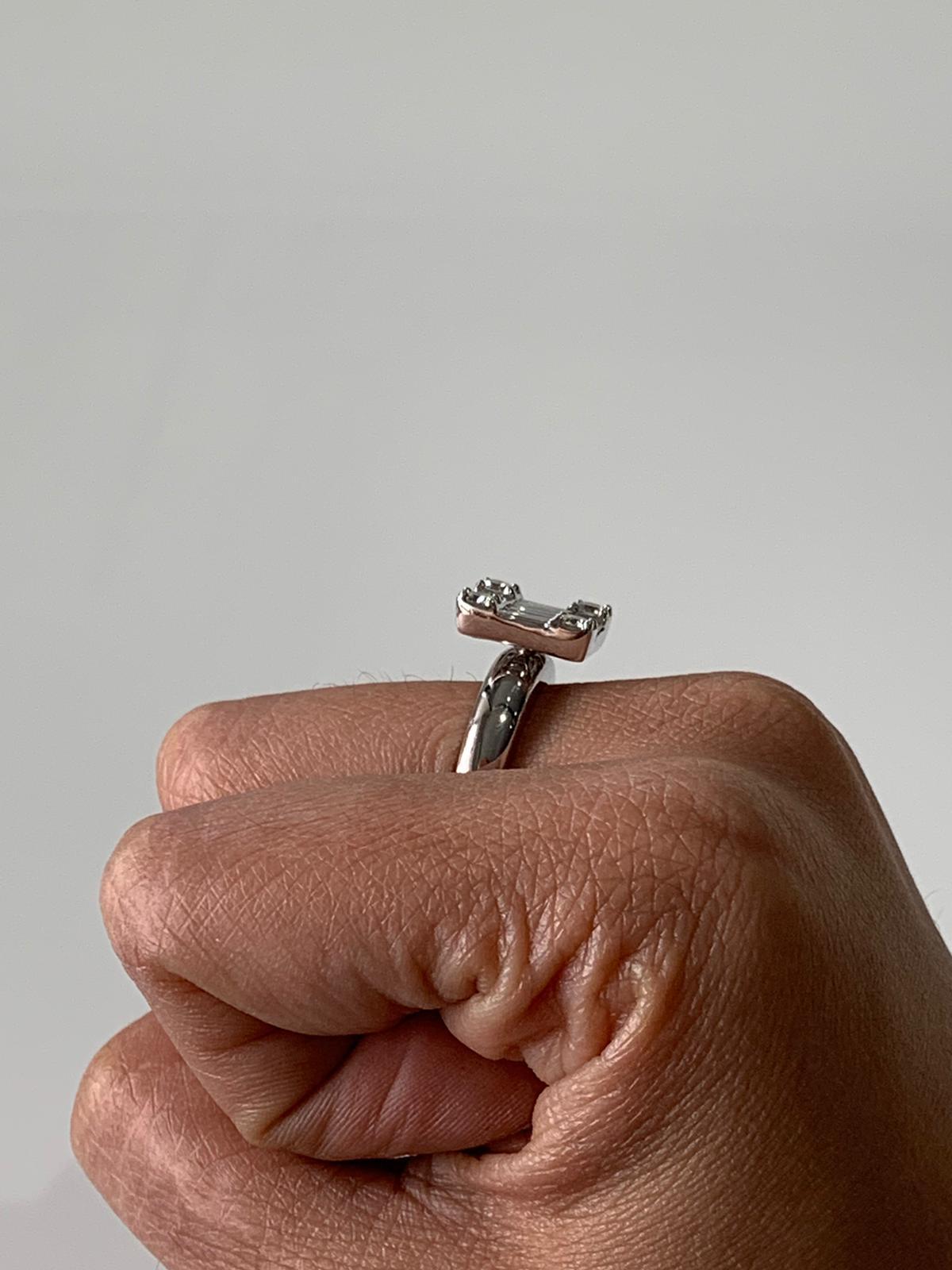 Moderne Bague en or 18 carats sertie de diamants naturels en vente