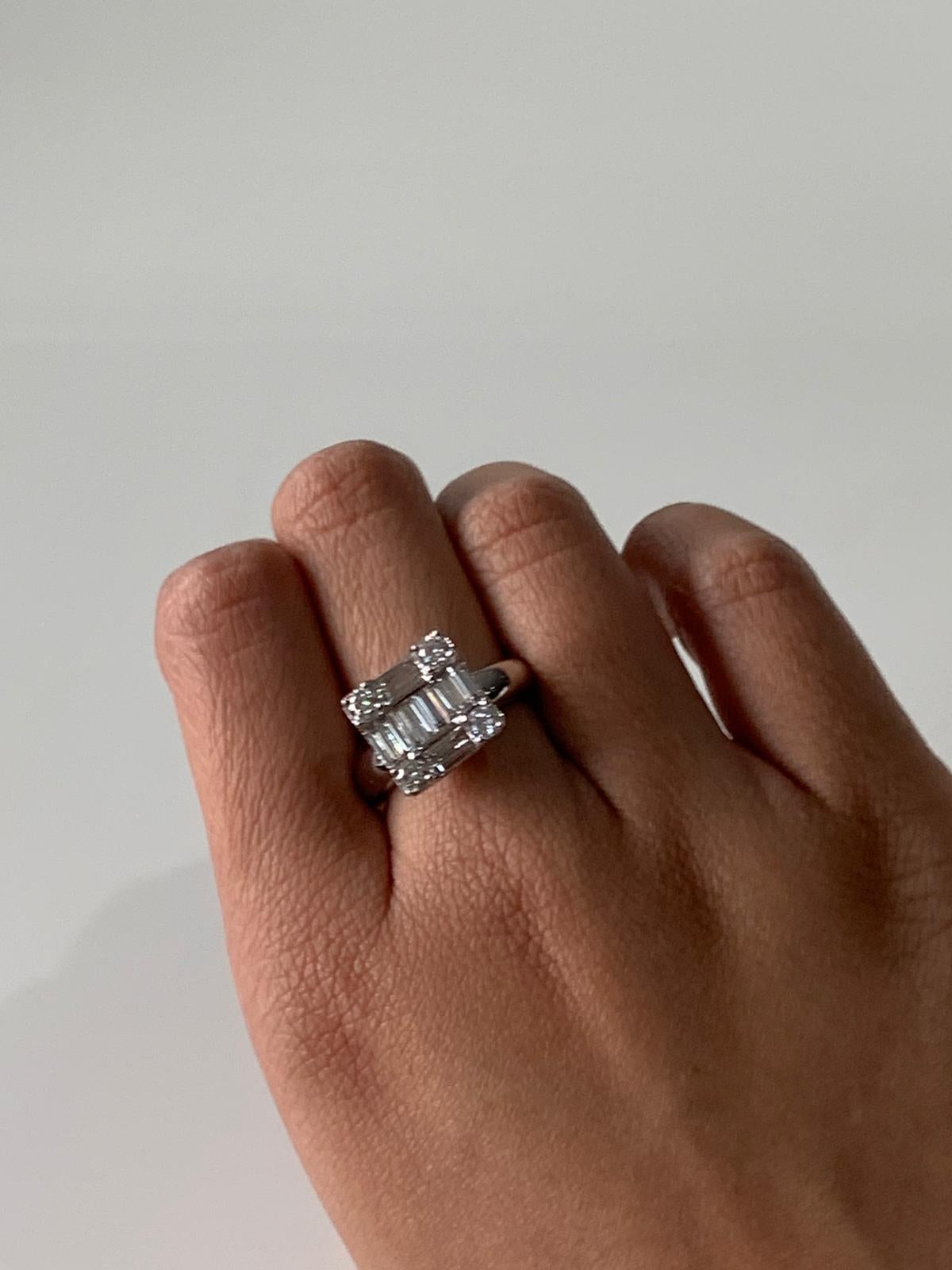 Taille baguette Bague en or 18 carats sertie de diamants naturels en vente